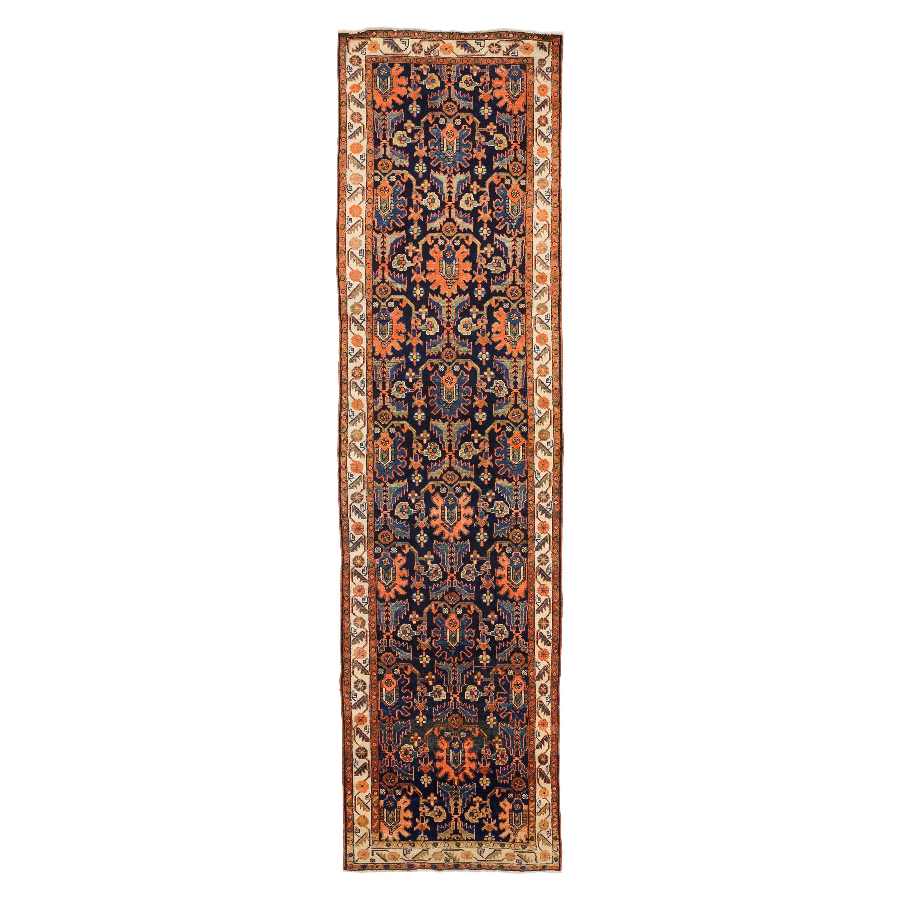 Tapis de couloir persan ancien Malayer avec détails tribaux rouges, bleus et ivoires