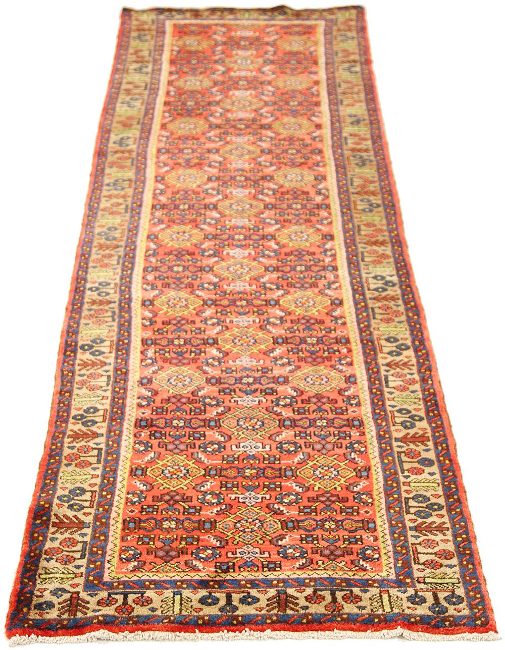 Antiker Perserteppich, handgewebt aus feinster Schafswolle und gefärbt mit natürlichen Pflanzenfarben, die für Menschen und Haustiere unbedenklich sind. Es ist ein traditionelles Malayer-Muster mit gelben und blauen Blumendetails auf einem roten