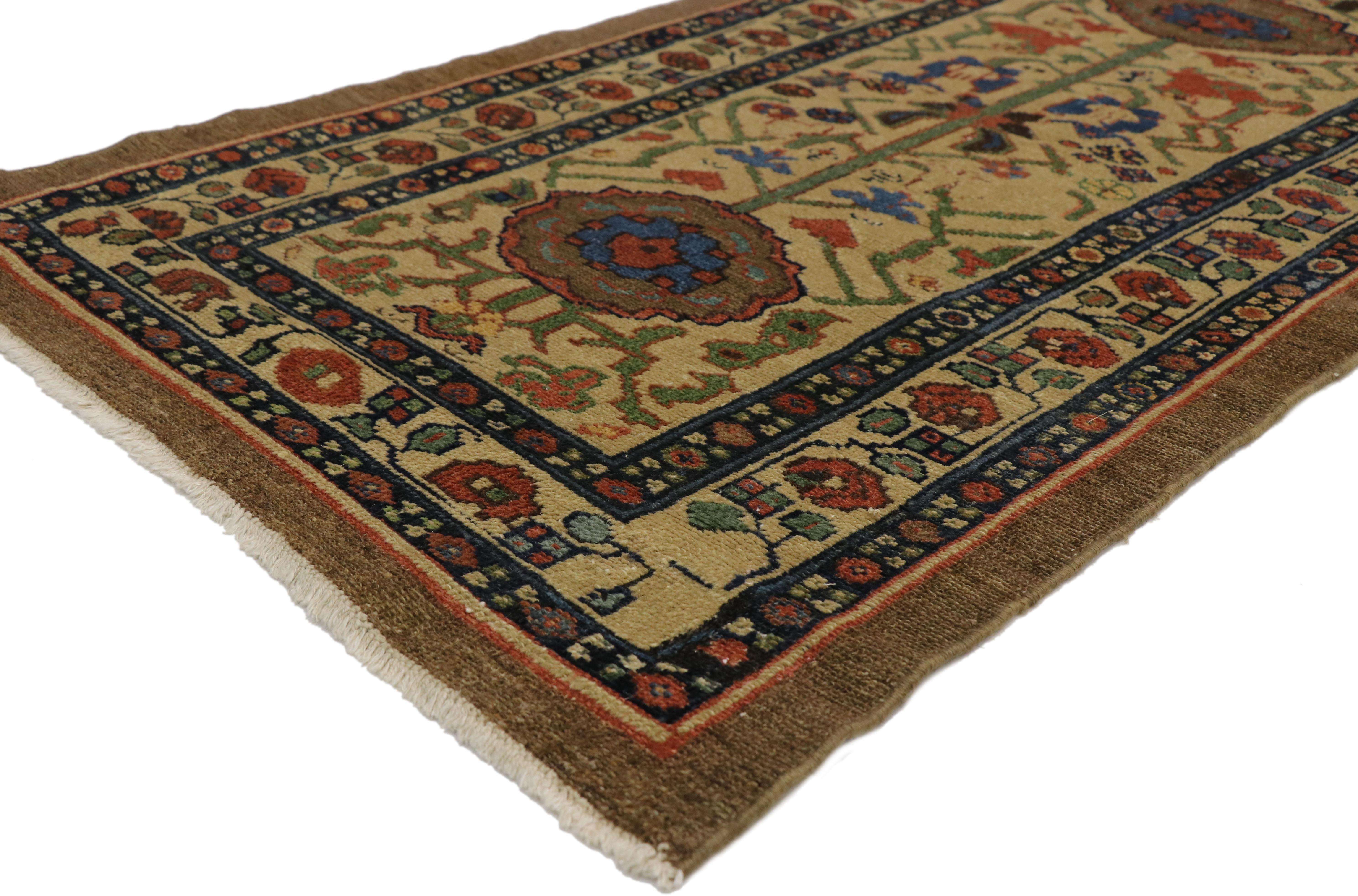 76916 Corridoio antico persiano Malayer con stile Arts & Crafts Corridoio extra-lungo. Questo runner antico persiano Malayer è annodato a mano in lana e pelo di cammello naturale. Pieno di carattere e di presenza maestosa, questo antico tappeto