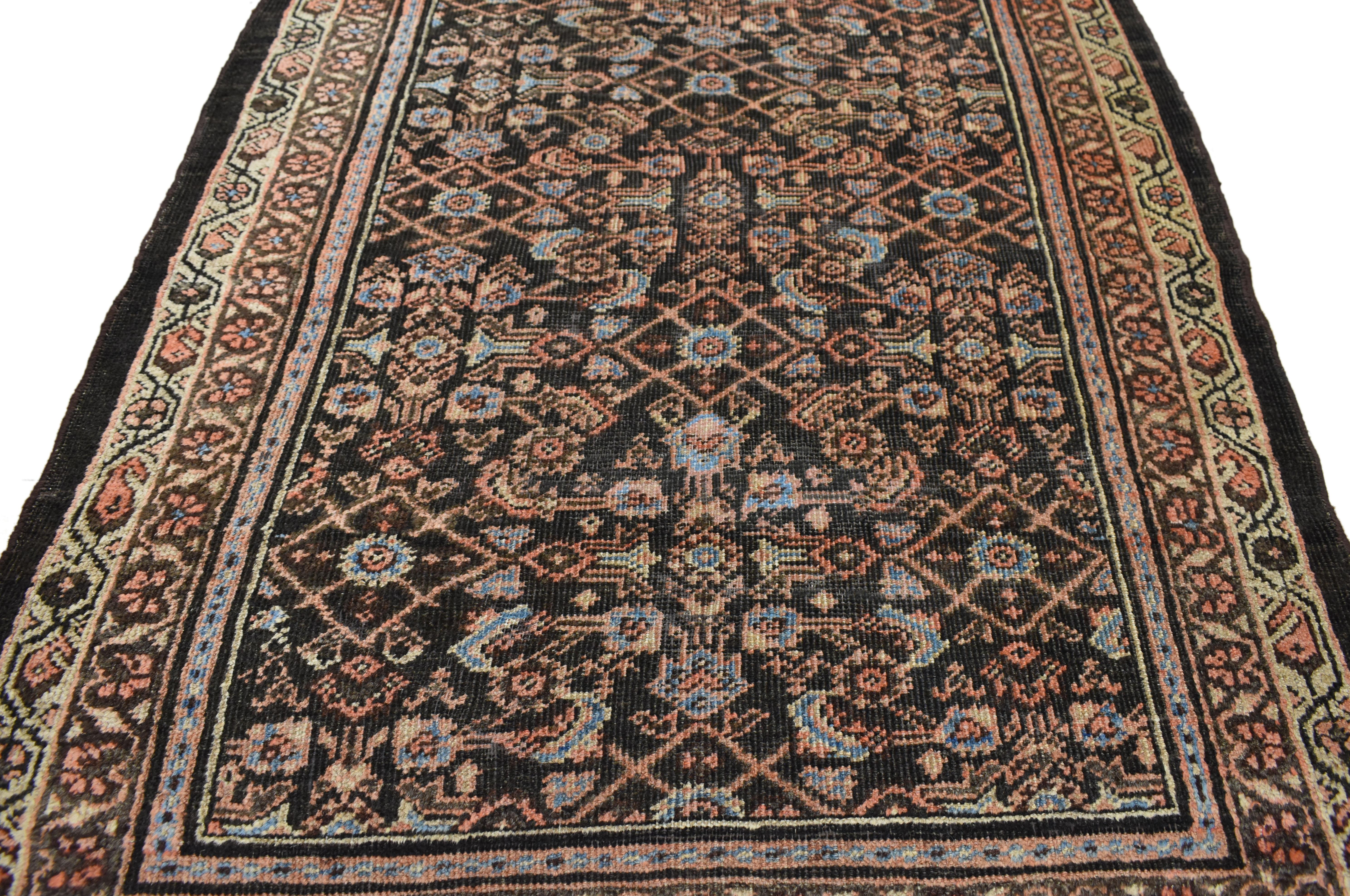 72354, ancien tapis persan Malayer, large tapis de couloir. Ce chemin de table Malayer en laine nouée à la main présente un motif Herati sur un champ de café abrasé. Une interprétation très stylisée du motif classique remplit densément le champ avec