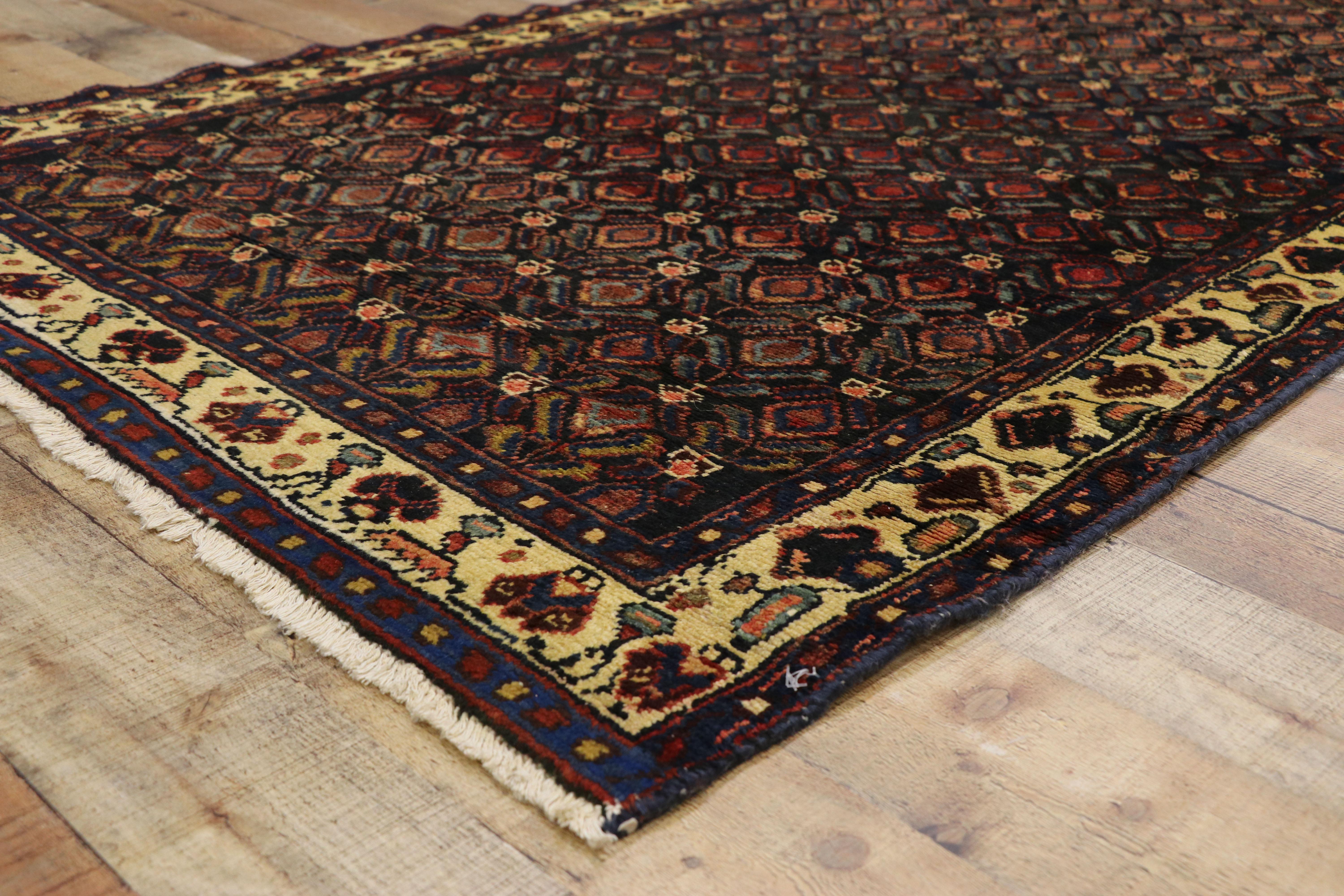 75367 Corredor persa antiguo Malayer con movimiento estético y estilo artesano. Esta antigua alfombra persa Mahal de lana anudada a mano muestra un estampado repetitivo de opulentos motivos boteh. Se cree que el motivo boteh, muy utilizado,