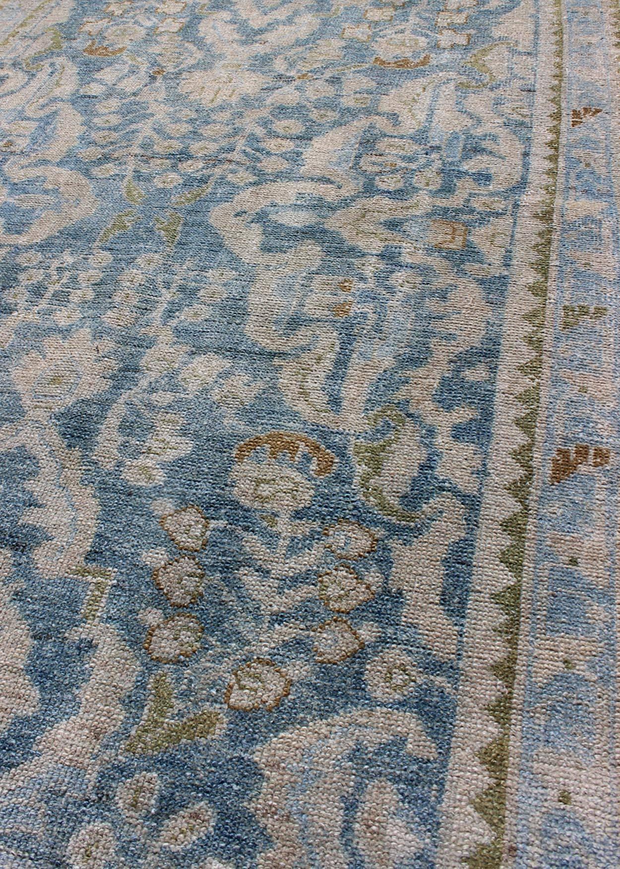 Tapis de couloir persan ancien Malayer avec motif sur toute sa surface en bleu et charnières en olive Excellent état - En vente à Atlanta, GA