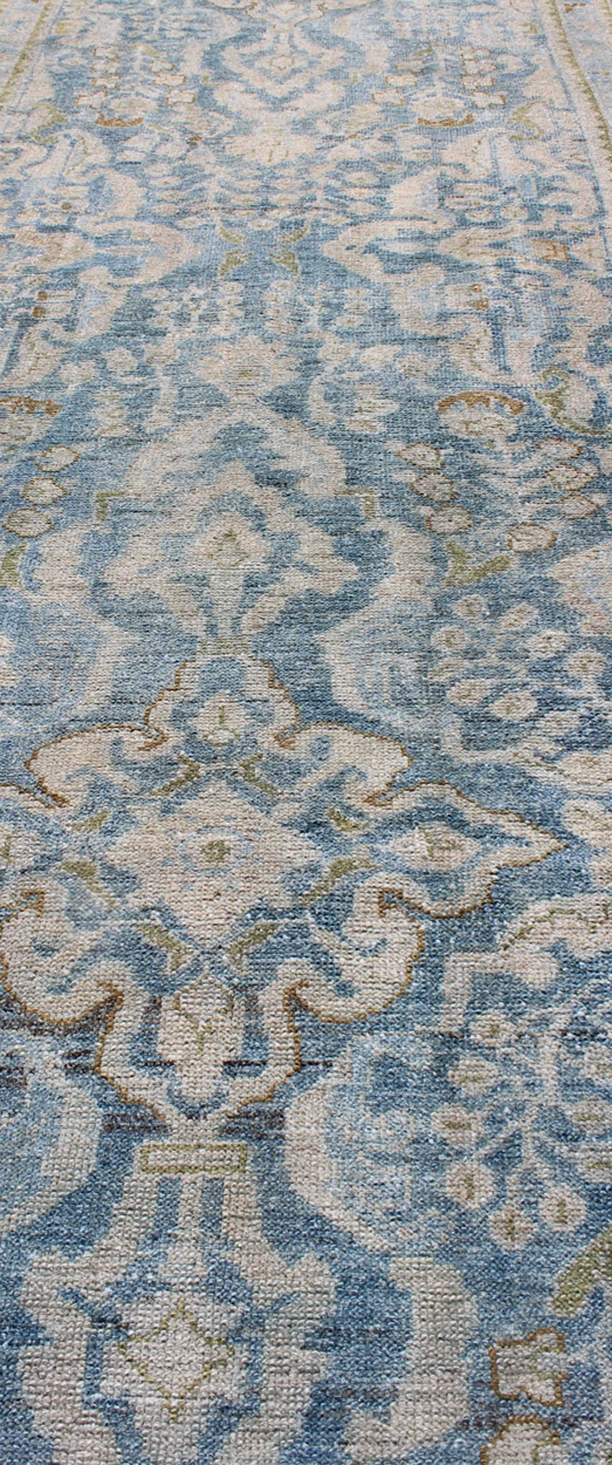 Début du 20ème siècle Tapis de couloir persan ancien Malayer avec motif sur toute sa surface en bleu et charnières en olive en vente