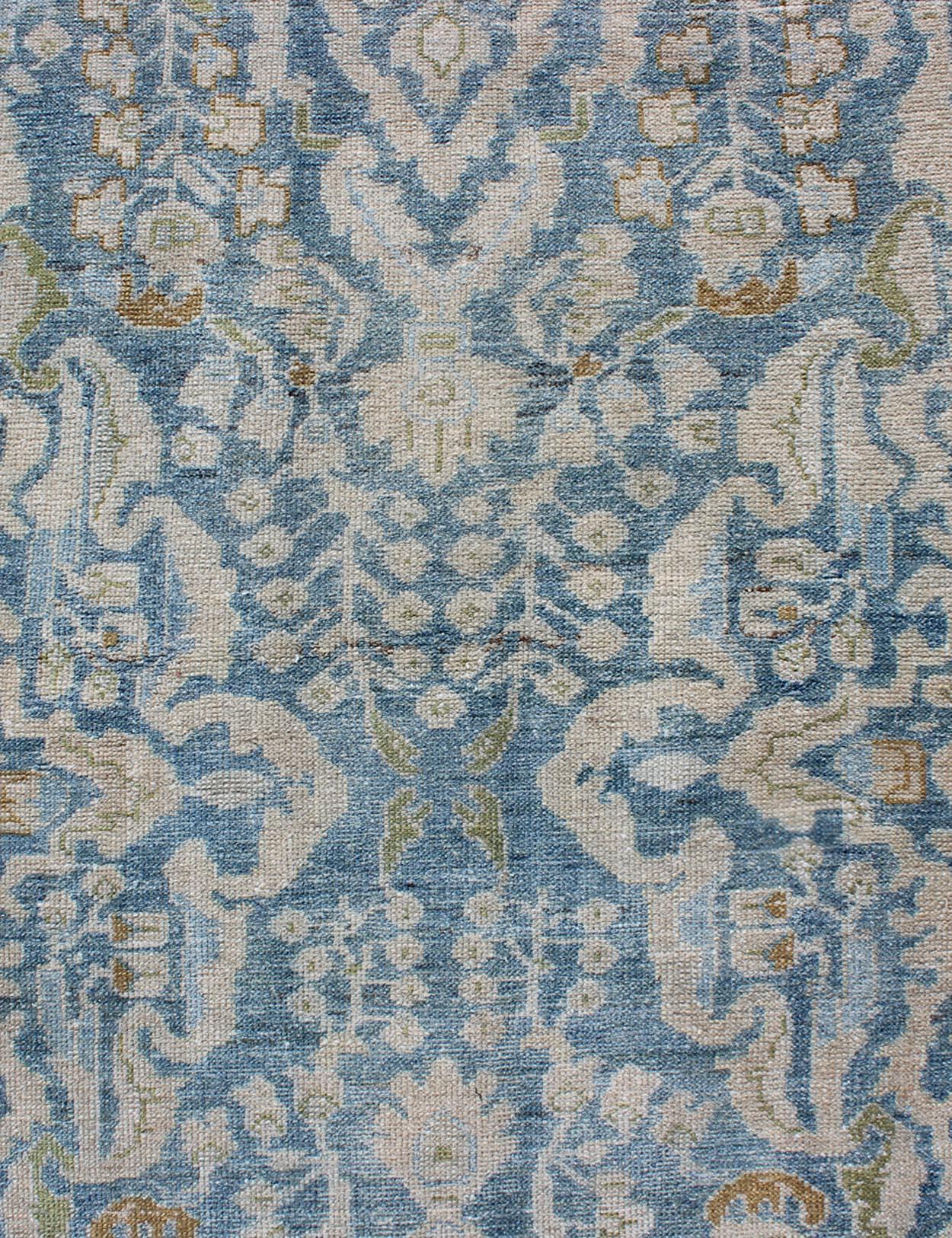 Antico runner persiano Malayer con disegno all-over in blu e accenni di oliva in vendita 1