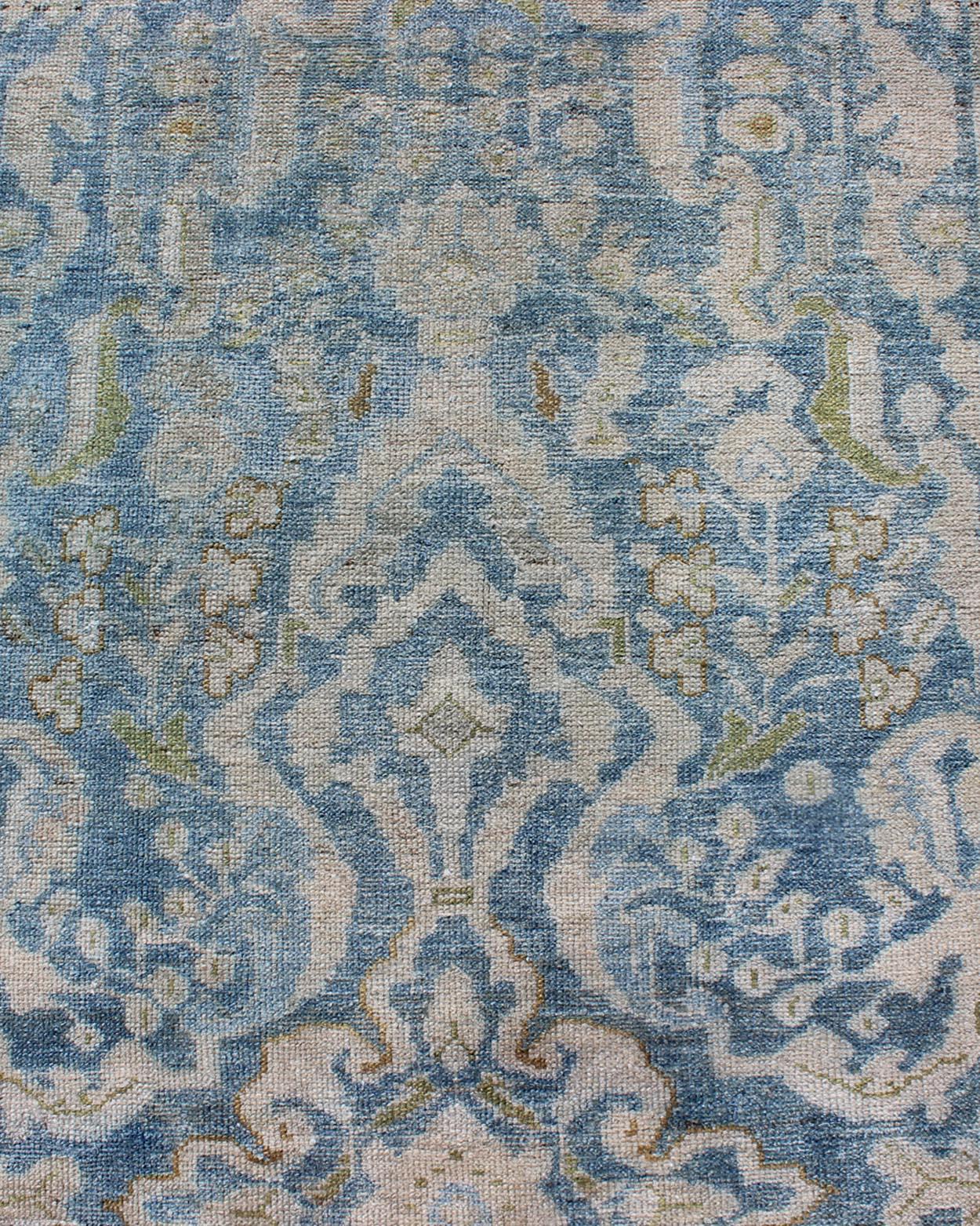 Antico runner persiano Malayer con disegno all-over in blu e accenni di oliva in vendita 2