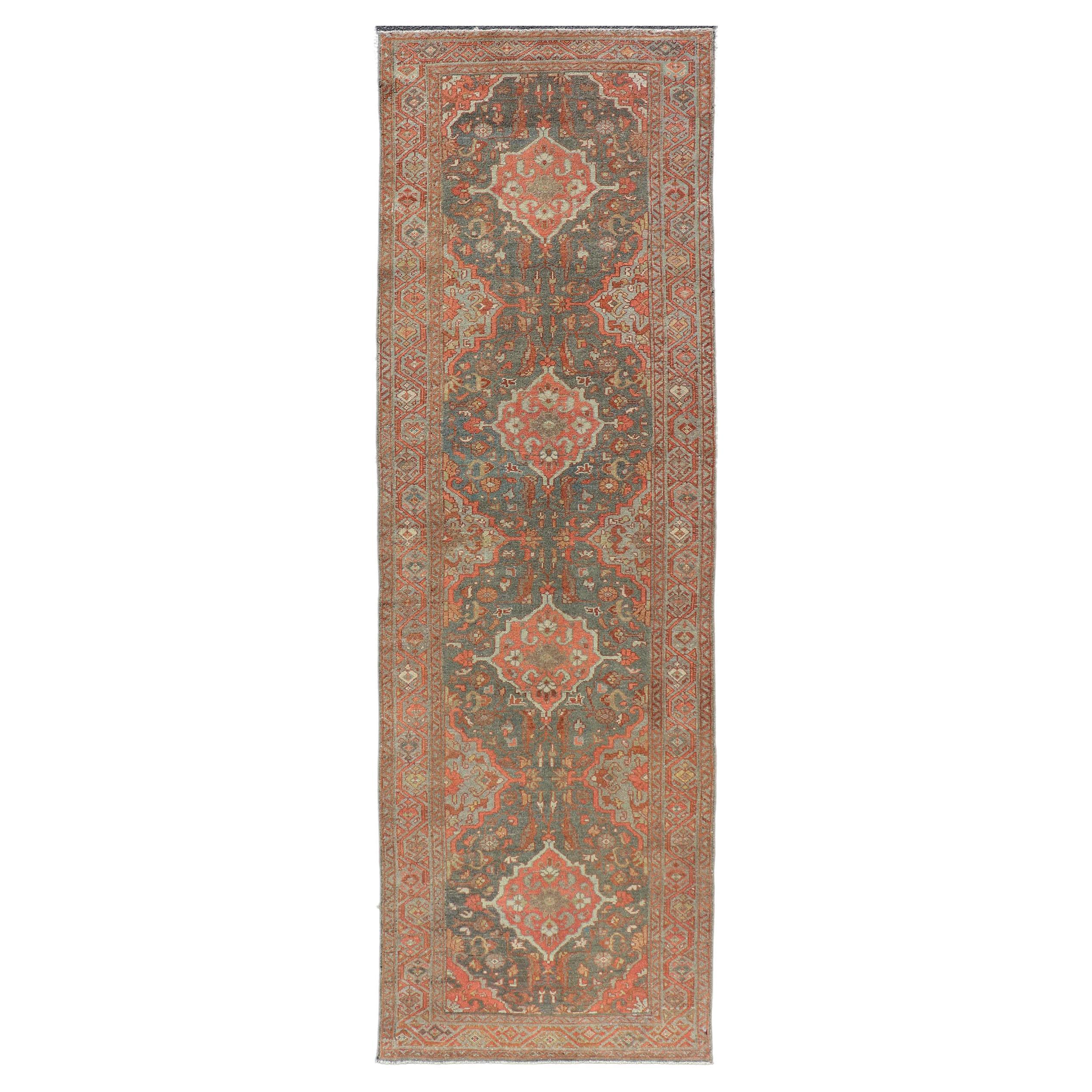 Tapis de couloir persan ancien Malayer avec motif de médaillons floraux sur toute la surface