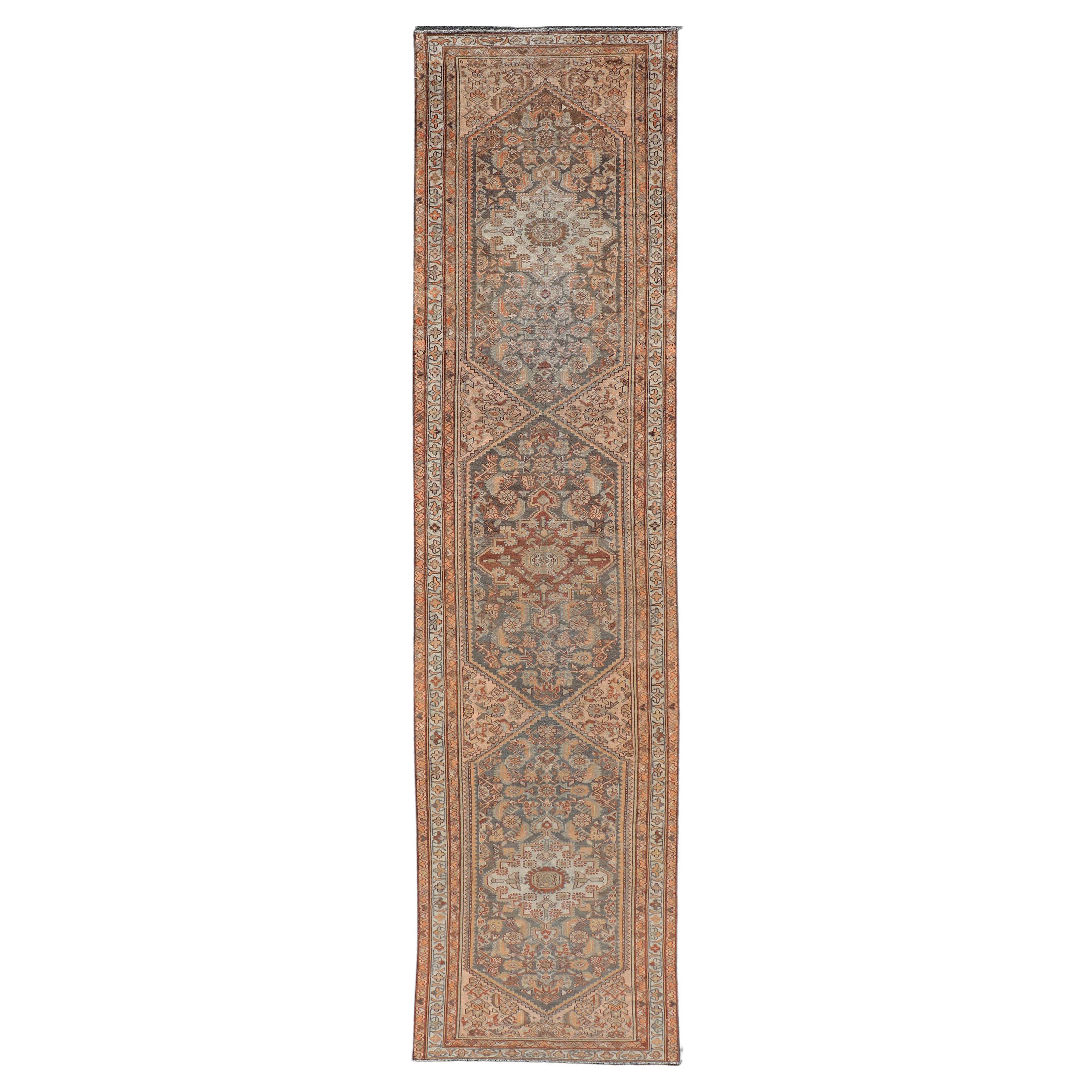 Tapis de couloir persan ancien Malayer avec motif médaillon sous-géométrique sur toute sa surface