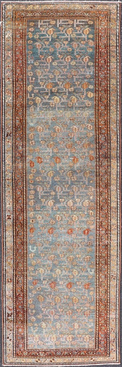 Traves de Mesa Persa Antiguo Malayer con Campo Azul y Diseño Floral 2'10" x 9'3