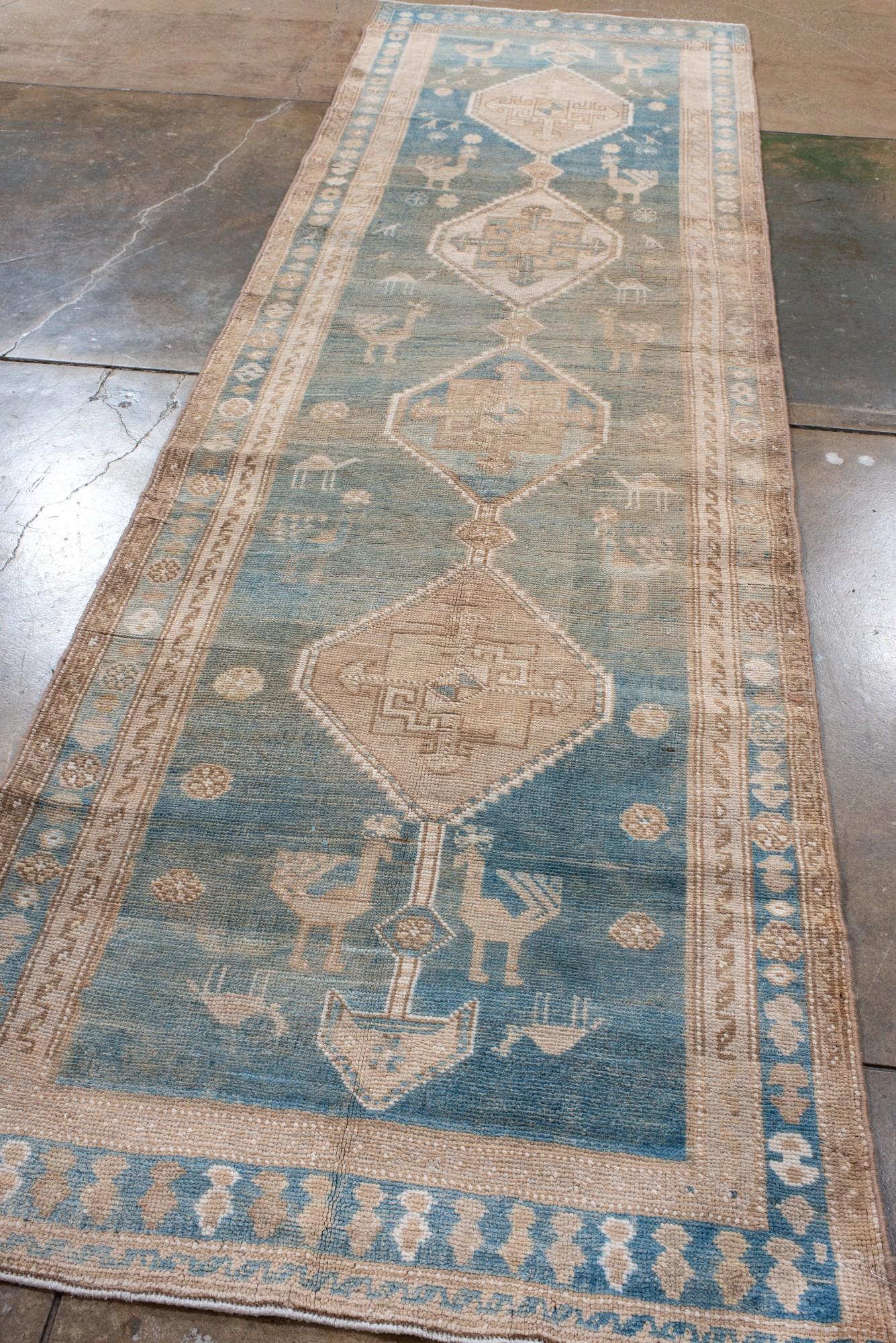 Antiker persischer Malayer-Läufer mit Kamel- und Vogelmotiven in zartem Blau und Beige (Persisch) im Angebot