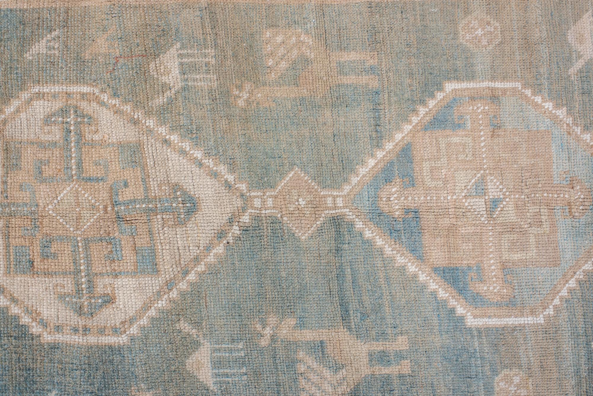 Antiker persischer Malayer-Läufer mit Kamel- und Vogelmotiven in zartem Blau und Beige (Handgeknüpft) im Angebot