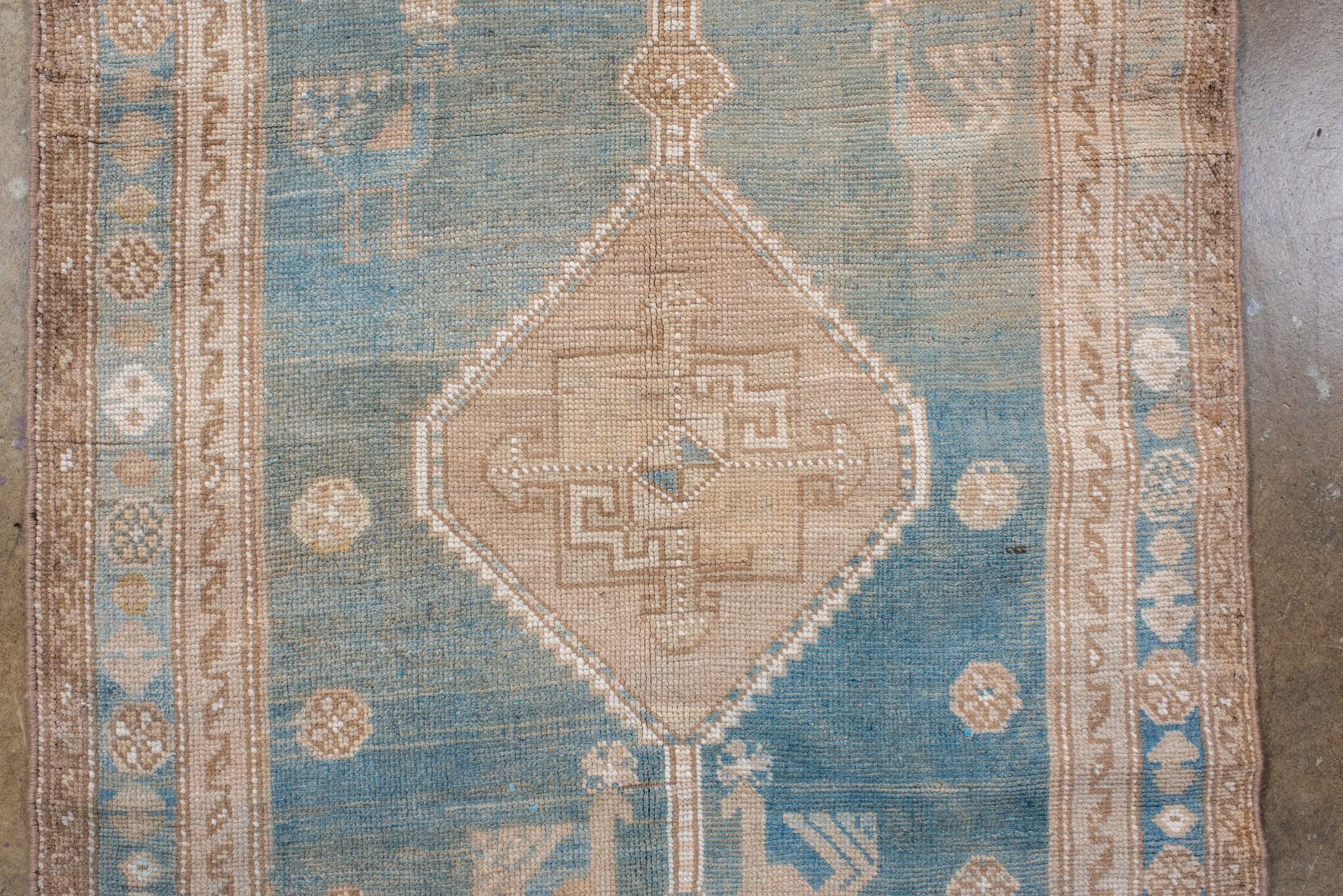 Antiker persischer Malayer-Läufer mit Kamel- und Vogelmotiven in zartem Blau und Beige im Zustand „Gut“ im Angebot in New York, NY