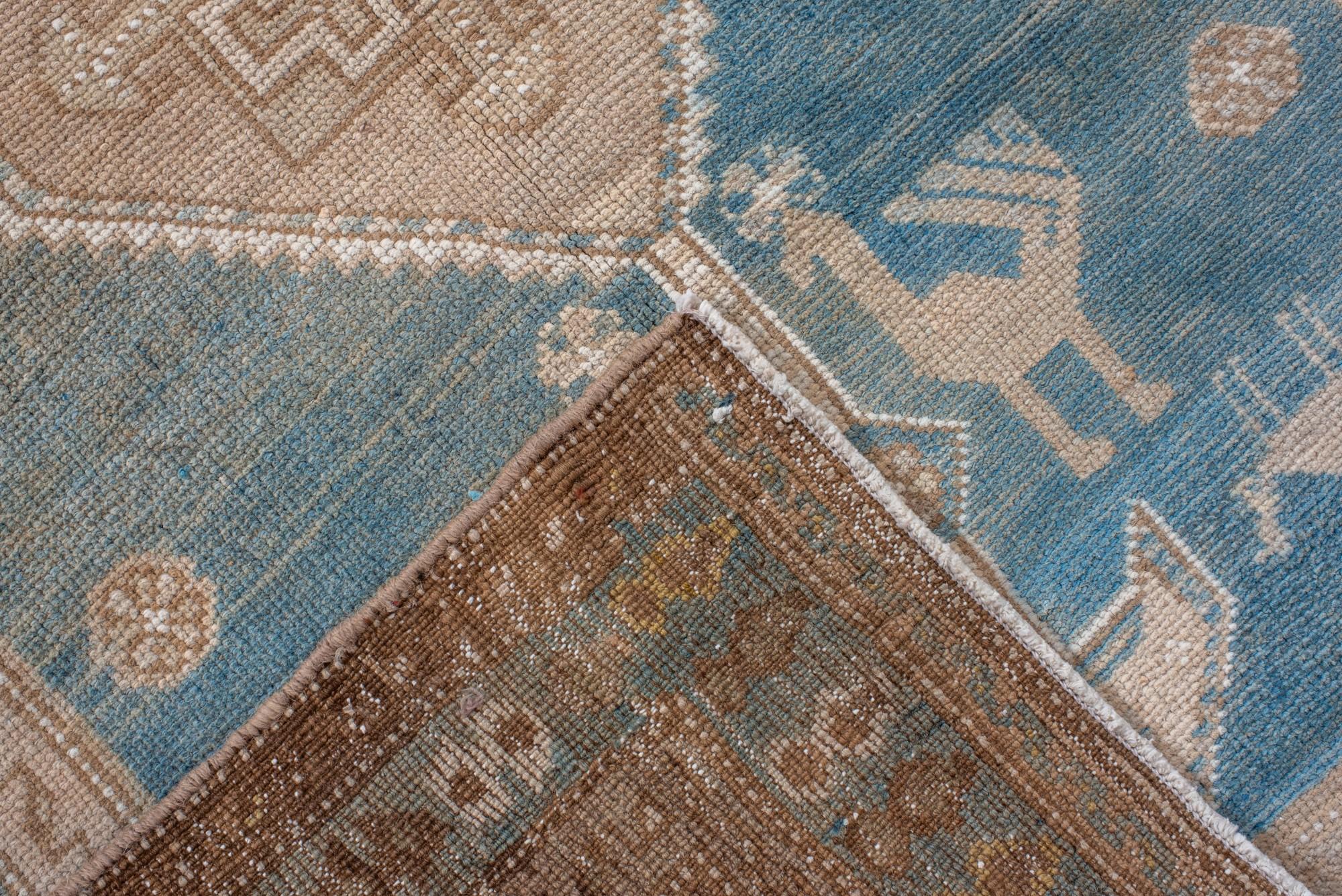 Antiker persischer Malayer-Läufer mit Kamel- und Vogelmotiven in zartem Blau und Beige (20. Jahrhundert) im Angebot