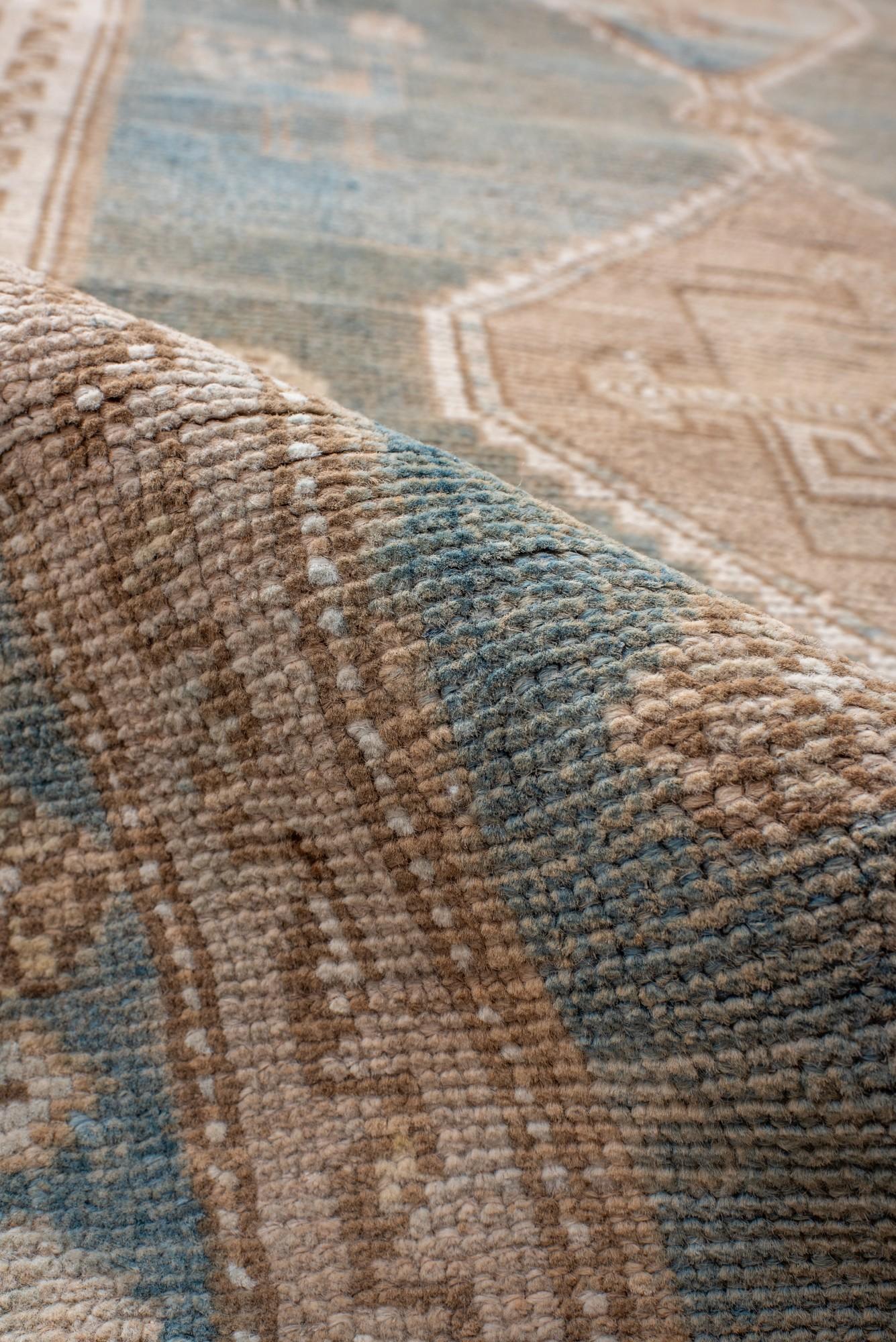 Antiker persischer Malayer-Läufer mit Kamel- und Vogelmotiven in zartem Blau und Beige (Wolle) im Angebot