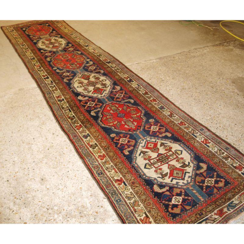 Antiker persischer Malayer-Läufer mit farbenfrohem, sich wiederholendem Medaillon-Muster.

Der Läufer besticht durch seine leuchtenden Farben, darunter Rot, Blau, Elfenbein und Gelb.

Der Läufer ist in ausgezeichnetem Zustand mit gleichmäßiger