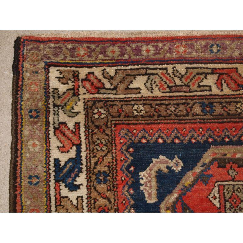 Antiker persischer Malayer-Läufer mit buntem Repeat-Medaillon-Design (Asiatisch) im Angebot