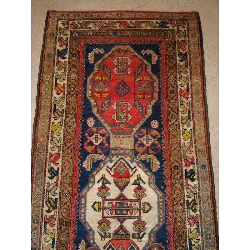 Antiker persischer Malayer-Läufer mit buntem Repeat-Medaillon-Design im Zustand „Hervorragend“ im Angebot in Moreton-In-Marsh, GB