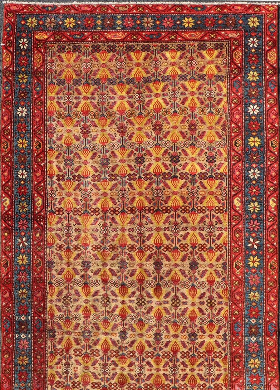 Mesures : 3'10 x 10'3
Antique Malayer Runner avec des motifs floraux vibrants en rouge, or et bleu 3'10 X 10'3. Keivan Woven Arts/ tapis/EMB-22272, pays d'origine / type : Iran /Malayer, circa 1910.

Ce chemin de table antique de Malayer présente un