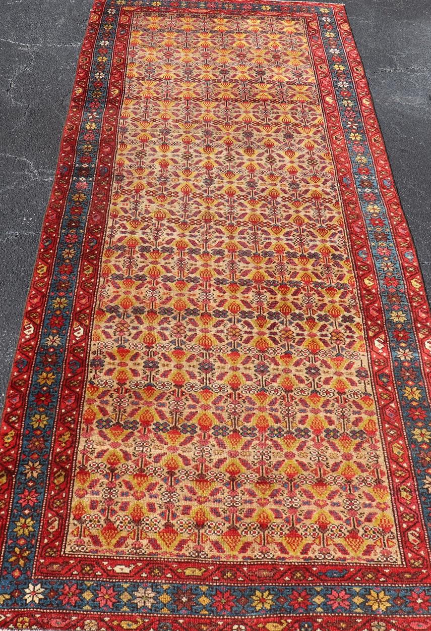 Tapis de couloir persan ancien Malayer à motifs floraux rouge, or et bleu 3'10