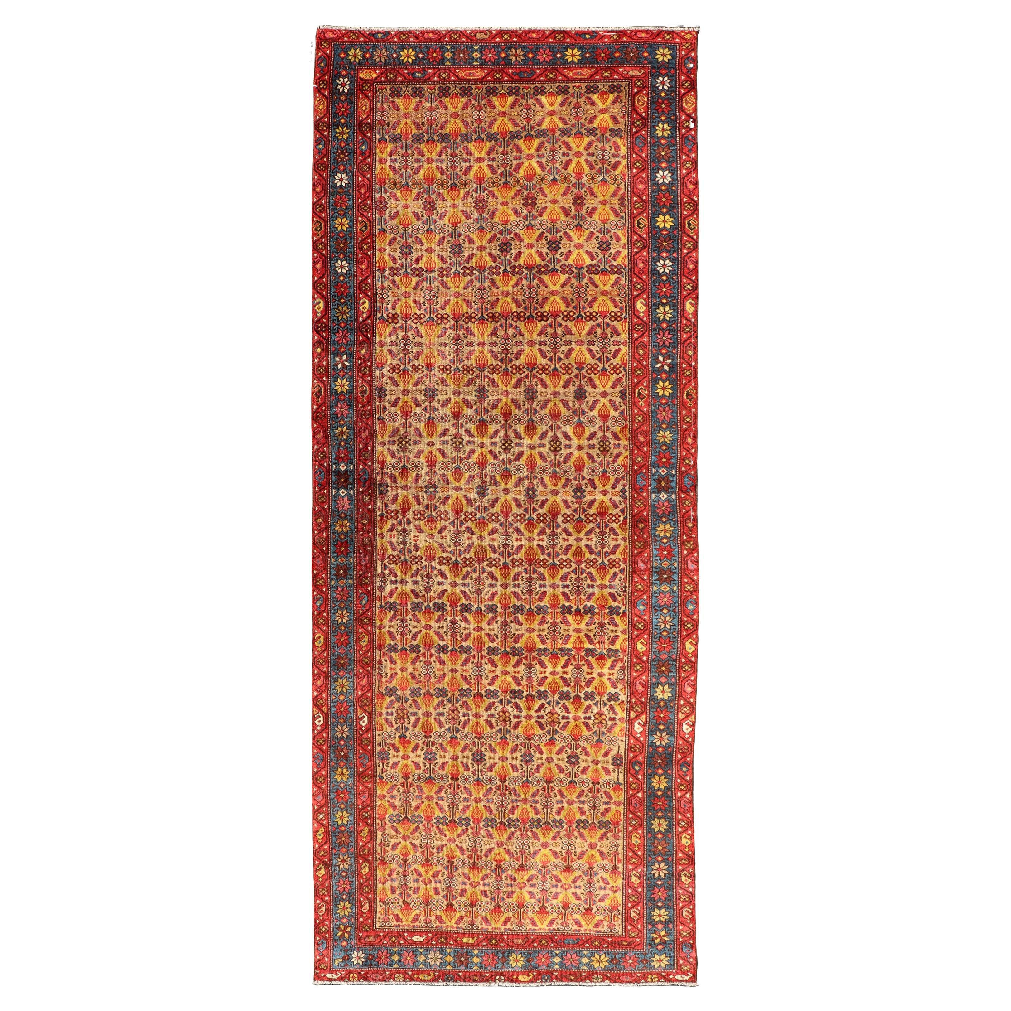 Tapis de couloir persan ancien Malayer à motifs floraux rouge, or et bleu 3'10"X10'3