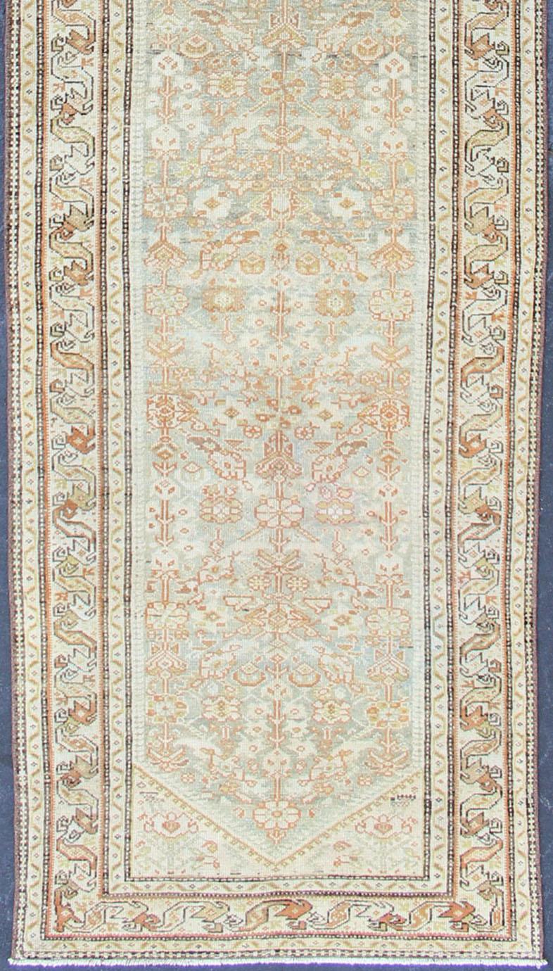 Perse Tapis de couloir persan ancien Malayer à motif géométrique sur toute sa surface en bleu clair en vente
