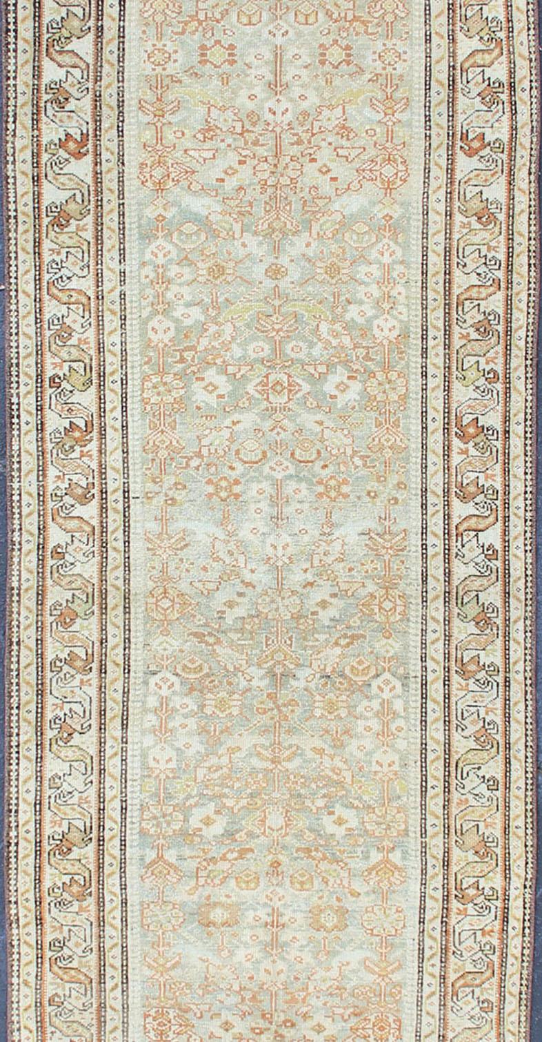 Noué à la main Tapis de couloir persan ancien Malayer à motif géométrique sur toute sa surface en bleu clair en vente