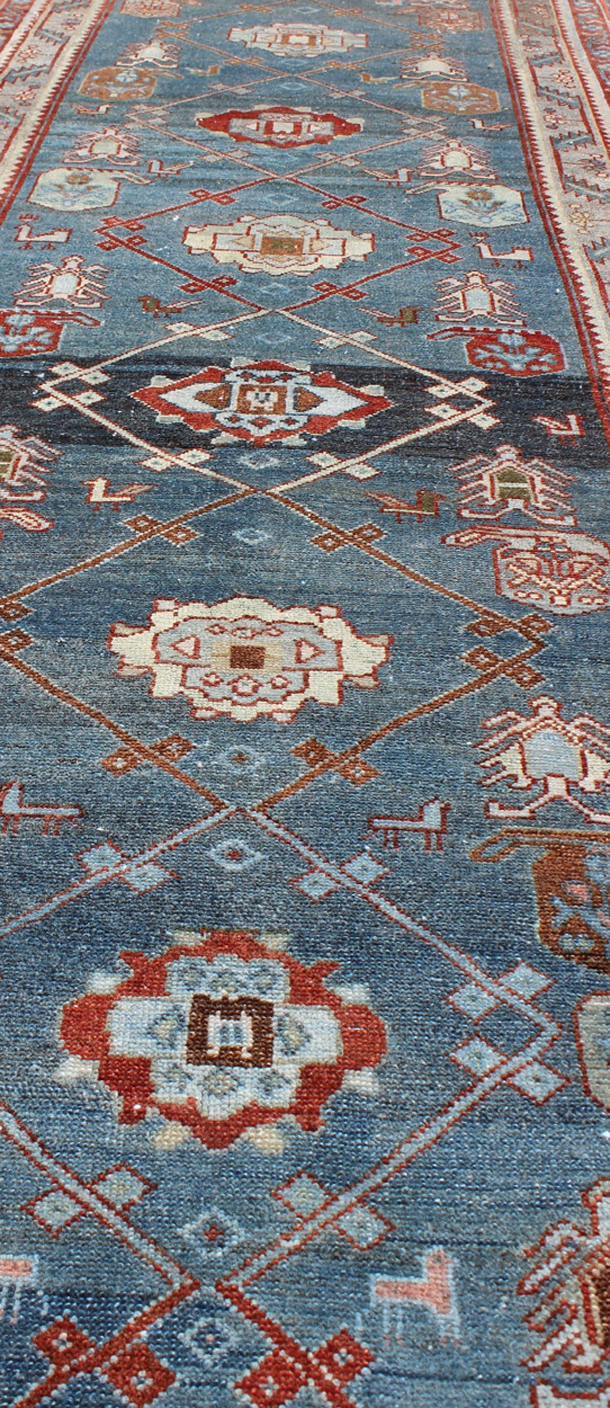 Antiker persischer Malayer-Läufer aus Persien mit geometrischem Design auf blauem Hintergrund im Angebot 3
