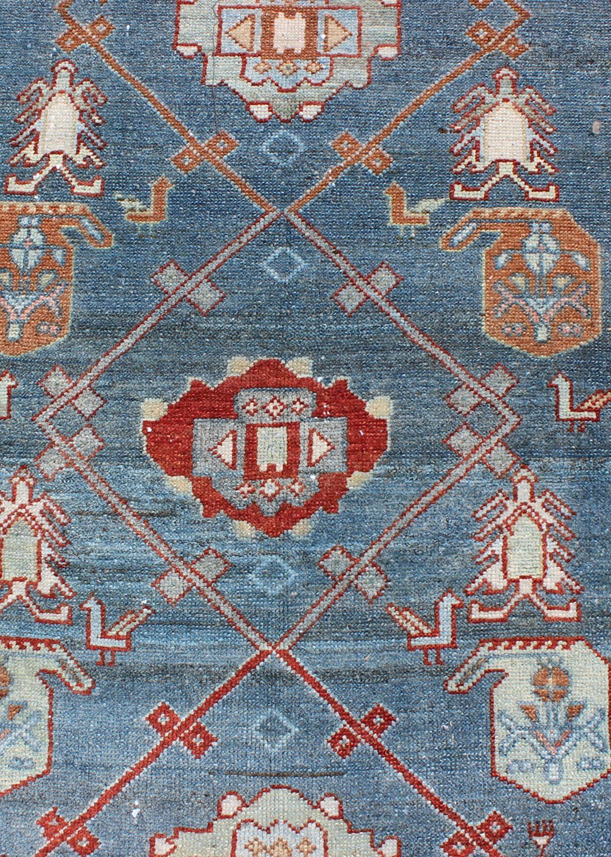 Antiker persischer Malayer-Läufer aus Persien mit geometrischem Design auf blauem Hintergrund im Angebot 4