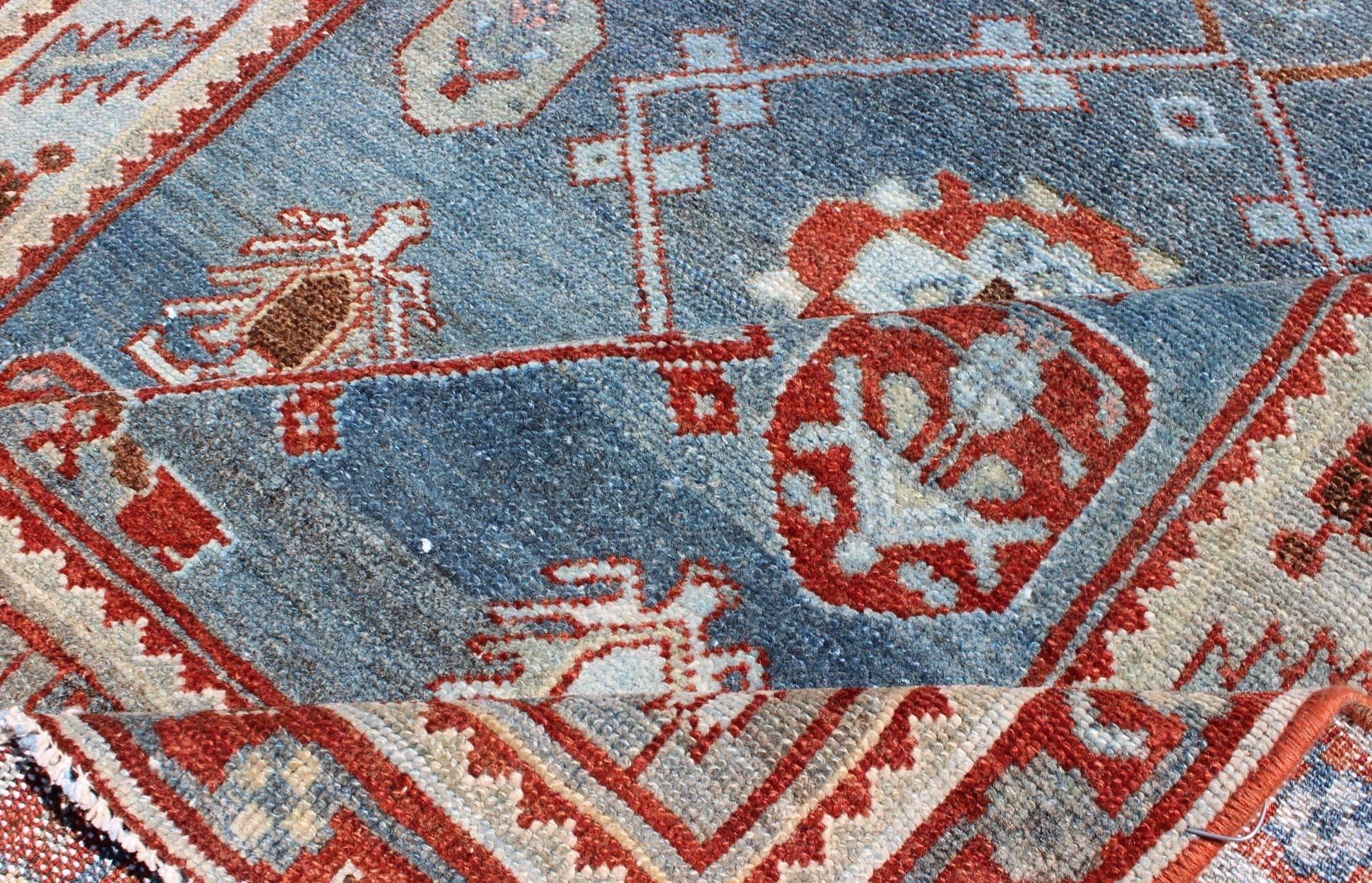 Antiker persischer Malayer-Läufer aus Persien mit geometrischem Design auf blauem Hintergrund im Zustand „Hervorragend“ im Angebot in Atlanta, GA