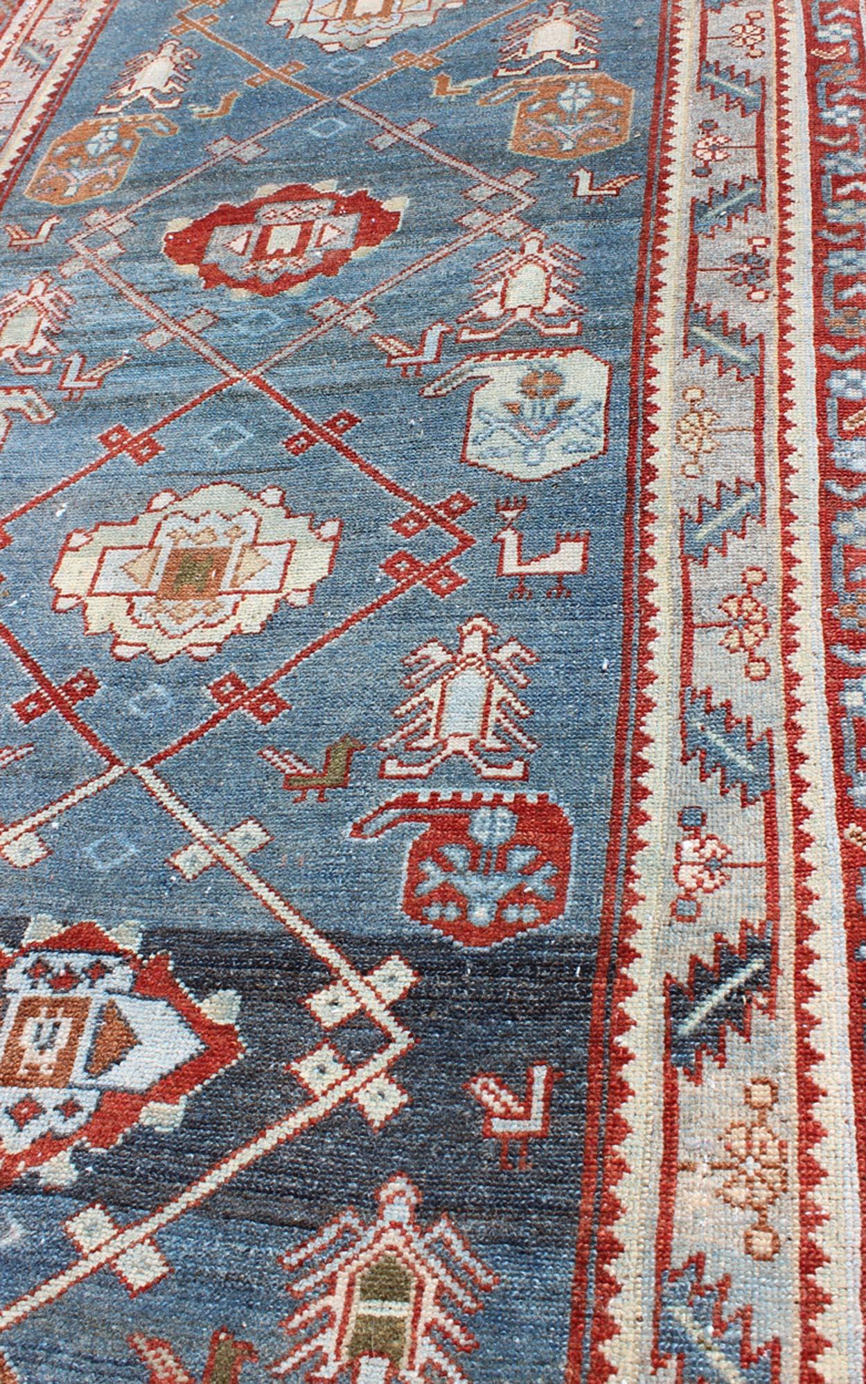 Antiker persischer Malayer-Läufer aus Persien mit geometrischem Design auf blauem Hintergrund im Angebot 1