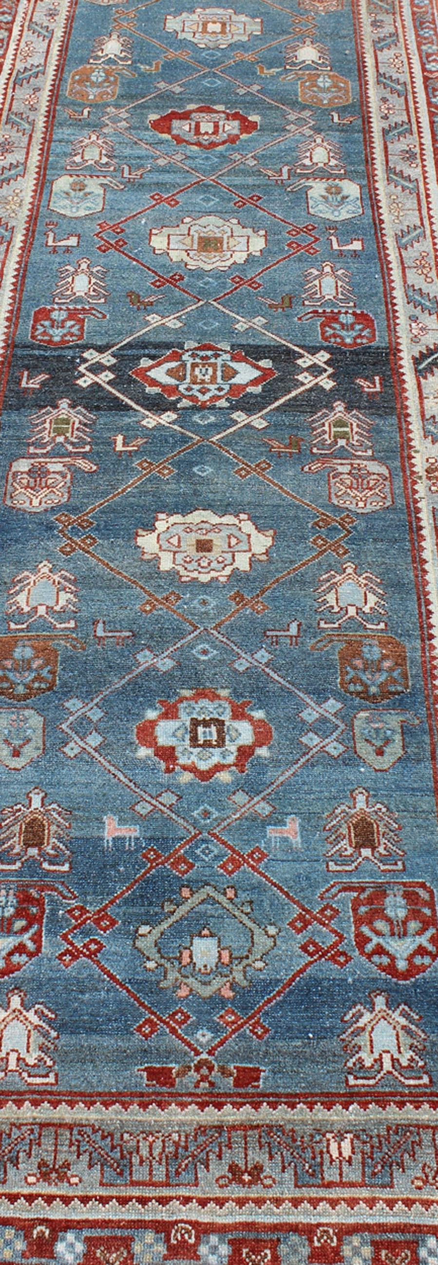 Antiker persischer Malayer-Läufer aus Persien mit geometrischem Design auf blauem Hintergrund im Angebot 2