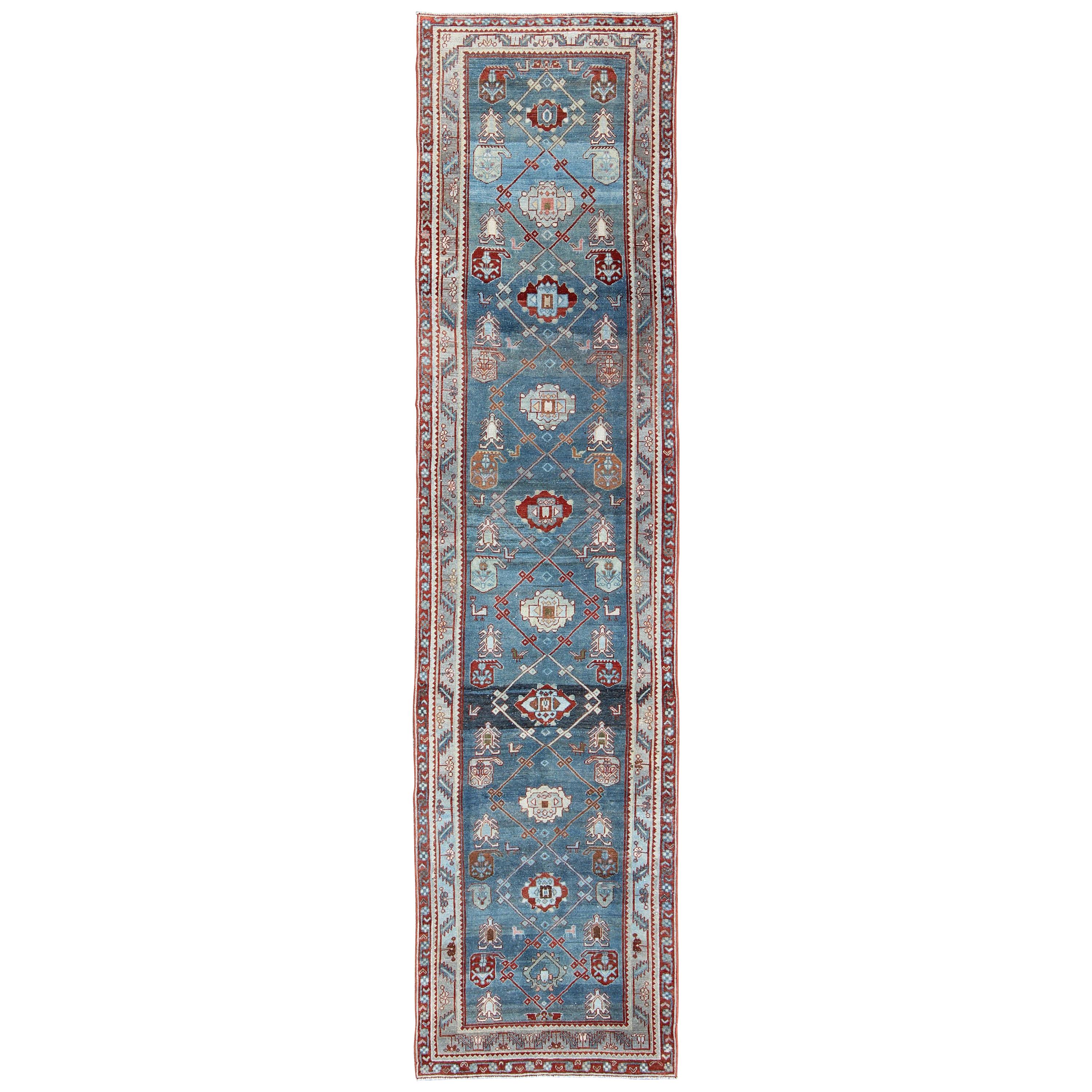 Tapis de couloir persan ancien Malayer à motifs géométriques sur fond bleu