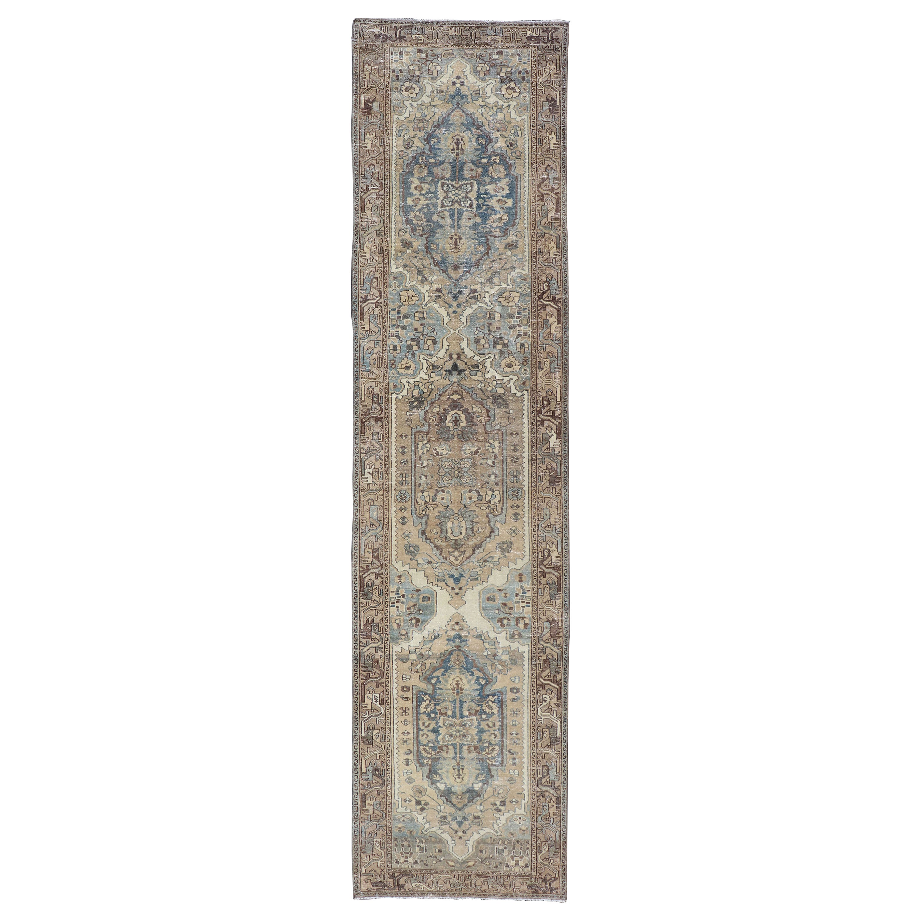 Tapis de couloir persan ancien Malayer avec motif de médaillon géométrique en bleu et beige