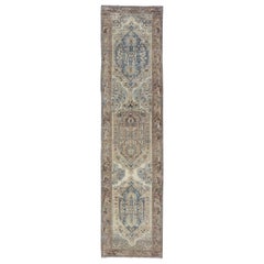 Tapis de couloir persan ancien Malayer avec motif de médaillon géométrique en bleu et beige