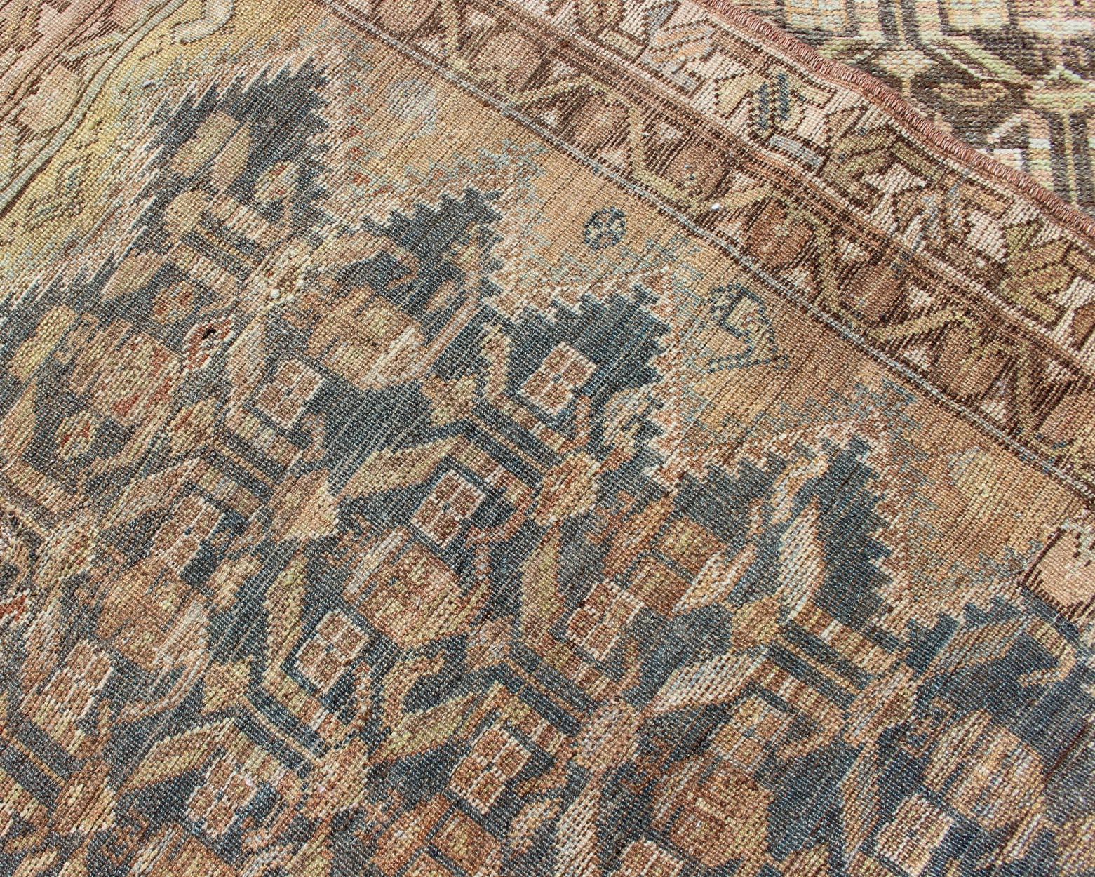 Persiano Antico runner persiano Malayer con disegno geometrico verde acqua, grigio, blu e marrone in vendita