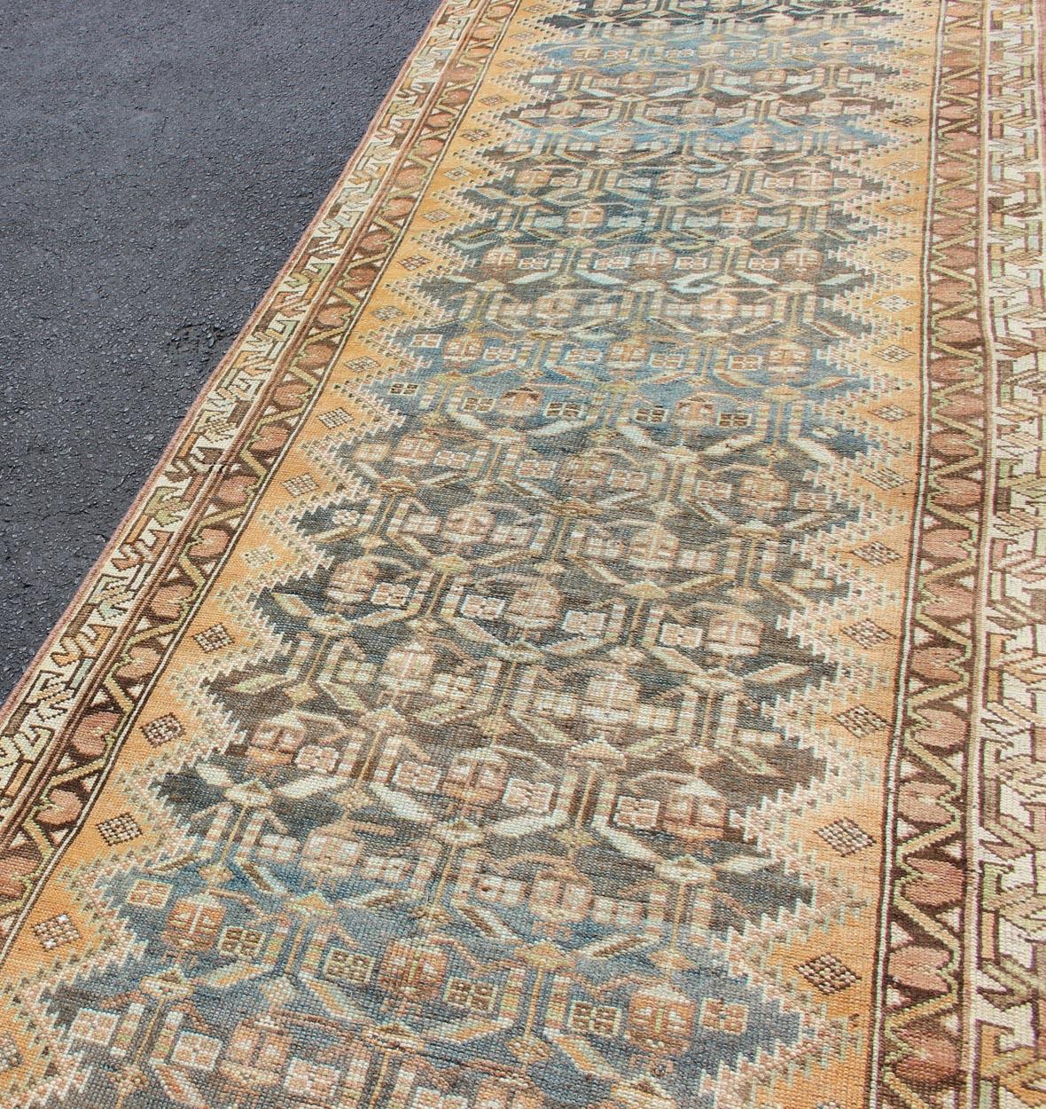 Annodato a mano Antico runner persiano Malayer con disegno geometrico verde acqua, grigio, blu e marrone in vendita