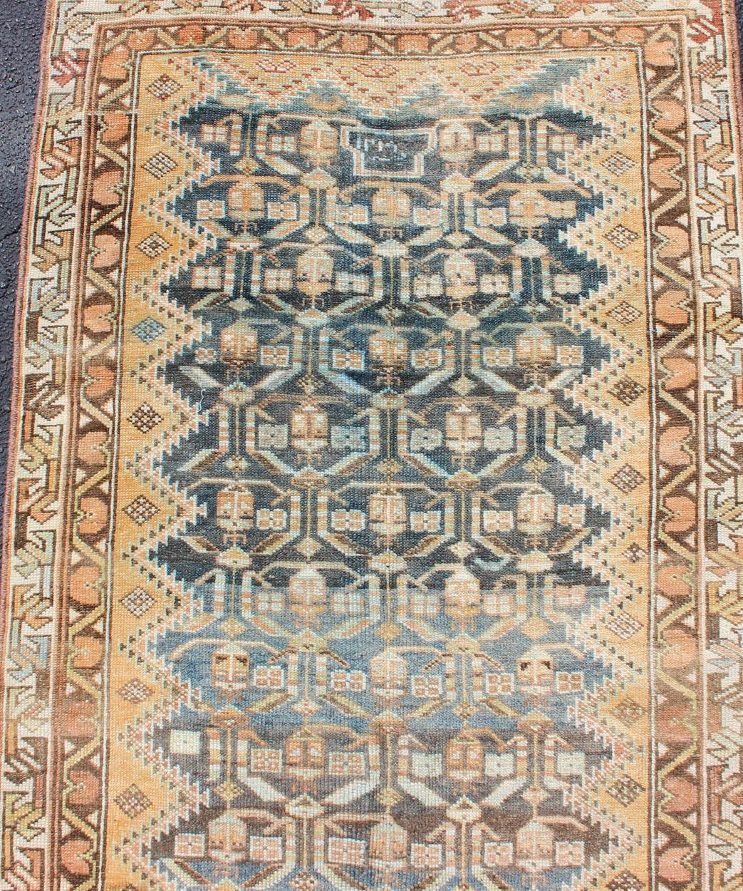 Inizio XX secolo Antico runner persiano Malayer con disegno geometrico verde acqua, grigio, blu e marrone in vendita