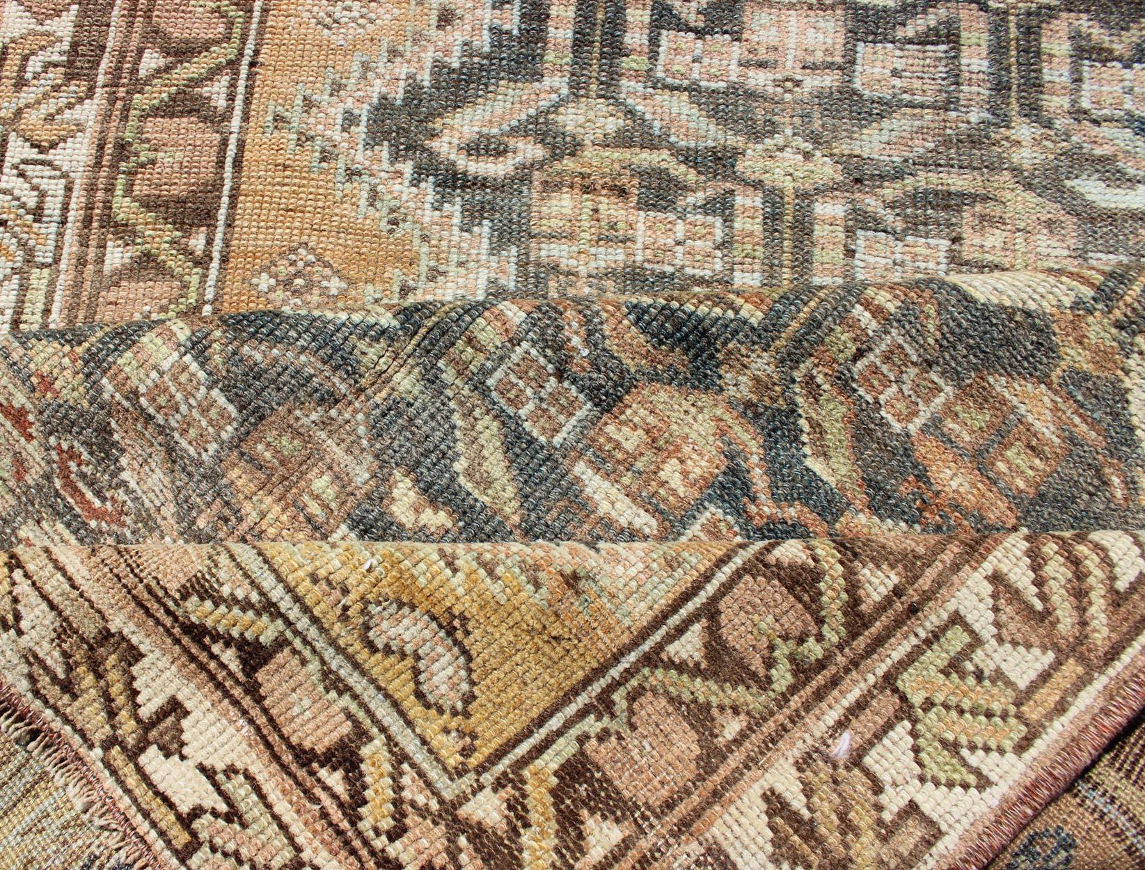Antico runner persiano Malayer con disegno geometrico verde acqua, grigio, blu e marrone in vendita 1