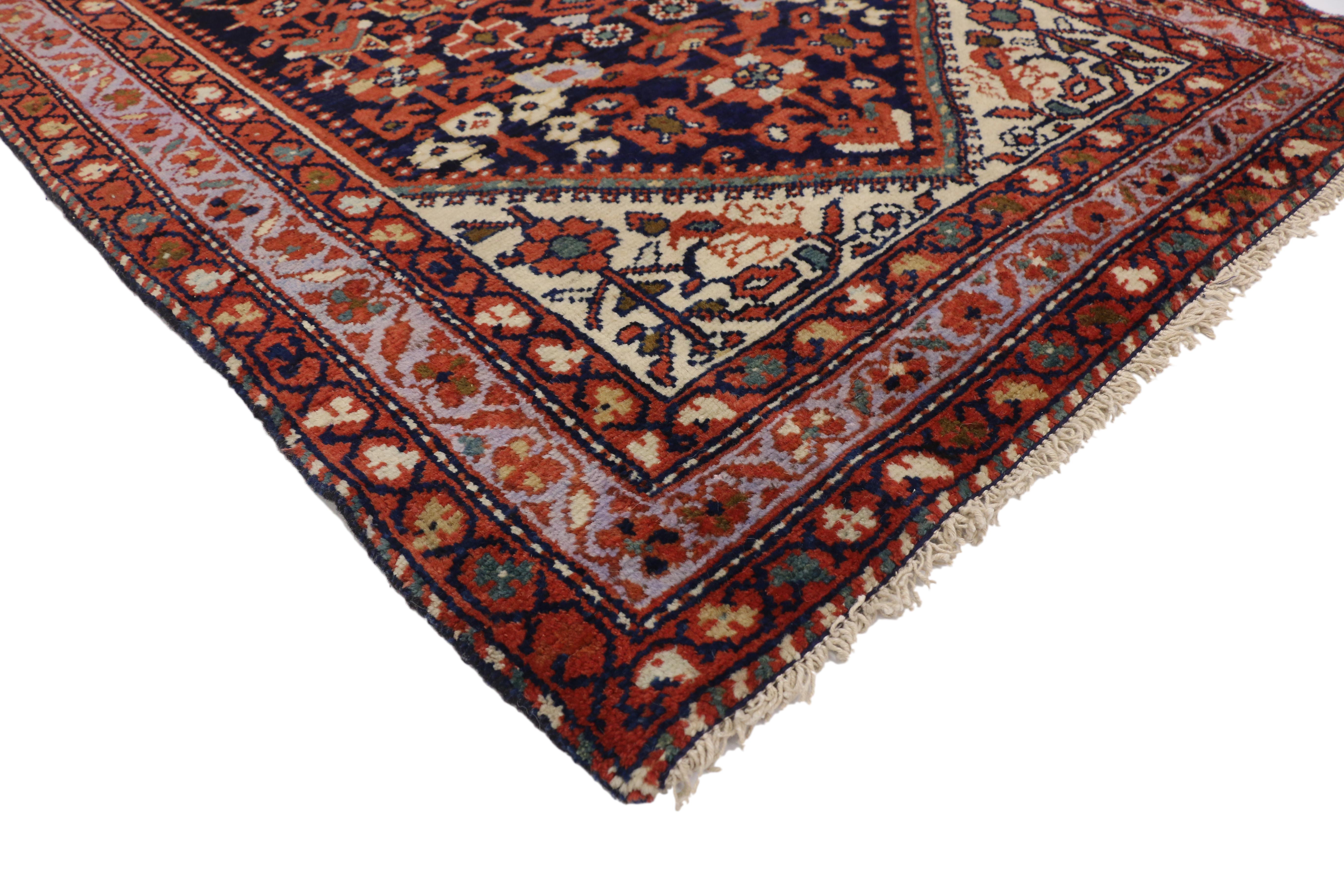 74636 antico runner persiano Malayer con fiore Guli Hinnai, runner per corridoio lungo. L'armonia di una tavolozza di colori estremamente matura ed elegante con motivi persiani crea una scena indimenticabile. Questo tappeto persiano Malayer,