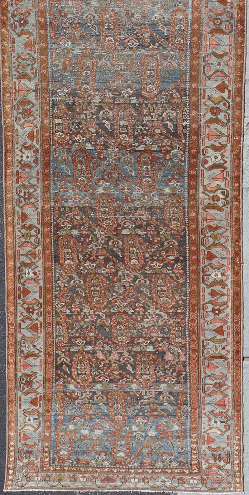 Maße: 3'6 x 16'1 
Antiker persischer Malayer Läufer mit komplizierten Paisley & Blumenmotiven 3'6 x 16'1. Keivan Woven Arts/Teppich/18-0703, Herkunftsland/Typ: Iran / Malayer, um 1900.
Dieser bemerkenswerte antike persische Malayer-Läufer ist ein