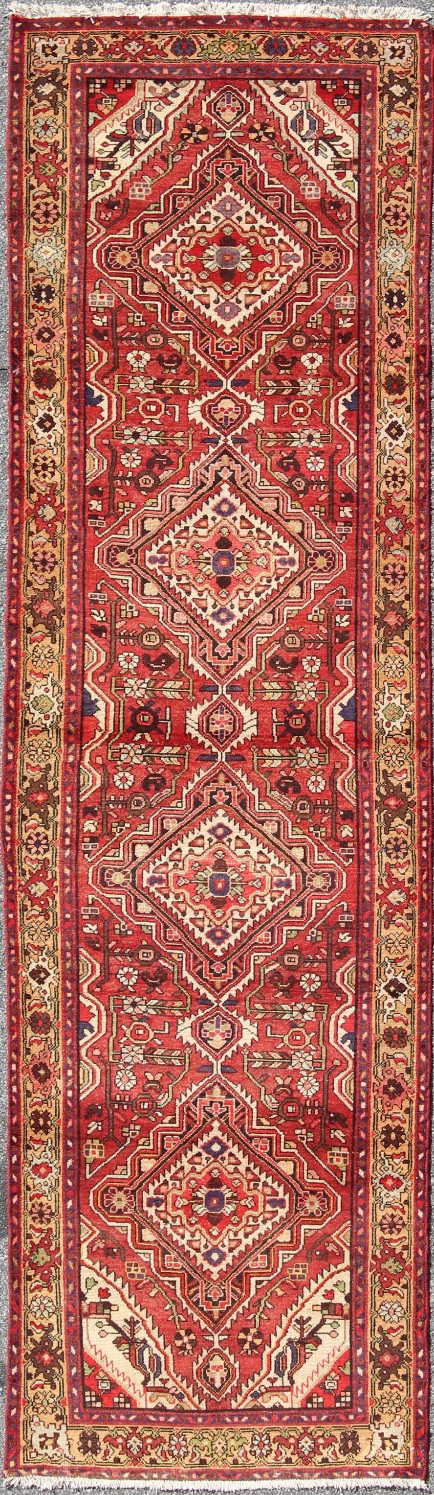 Metà XX secolo Antico runner persiano Malayer con disegno a medaglione in rosso e cachi in vendita