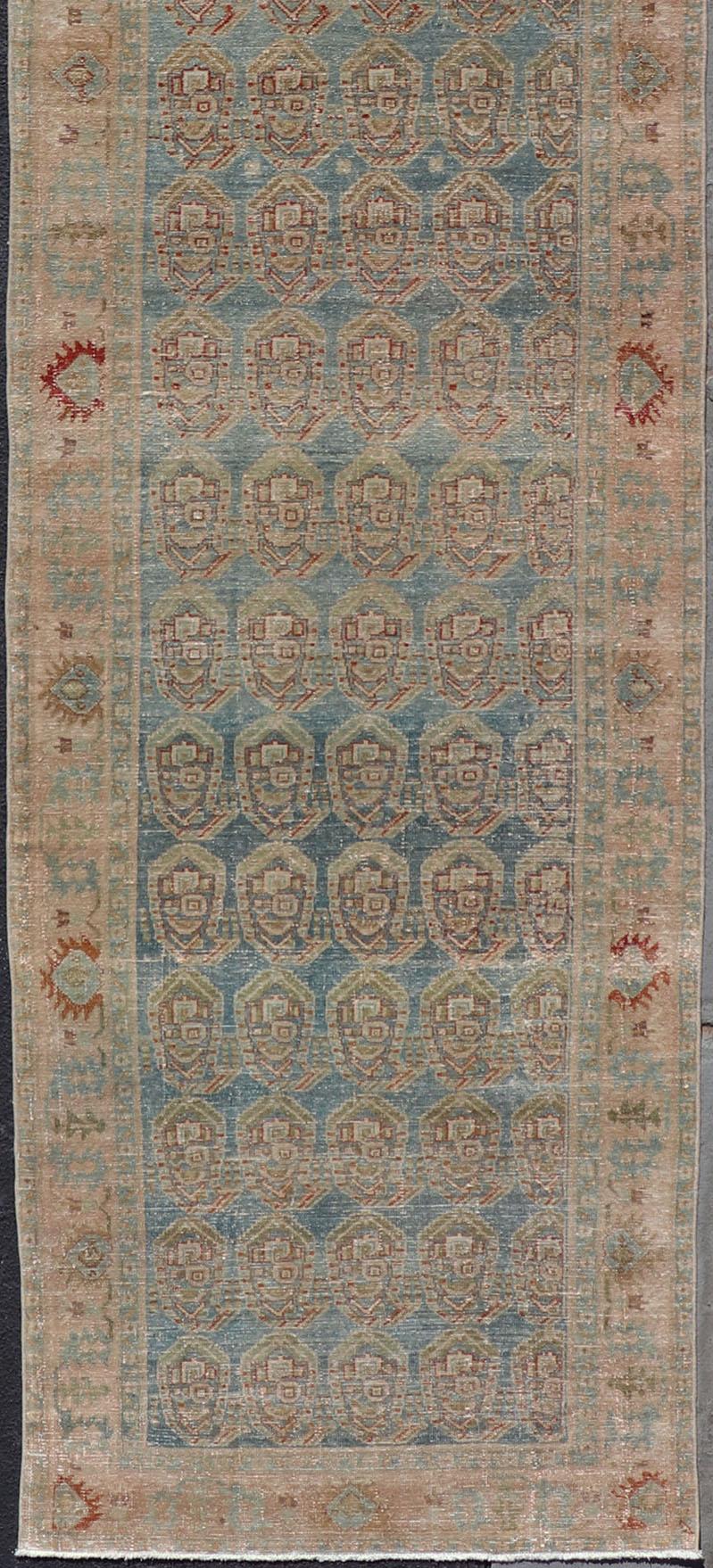 Antiker persischer Malayer-Läufer mit Paisleymuster auf hellblauem Hintergrund im Zustand „Gut“ im Angebot in Atlanta, GA