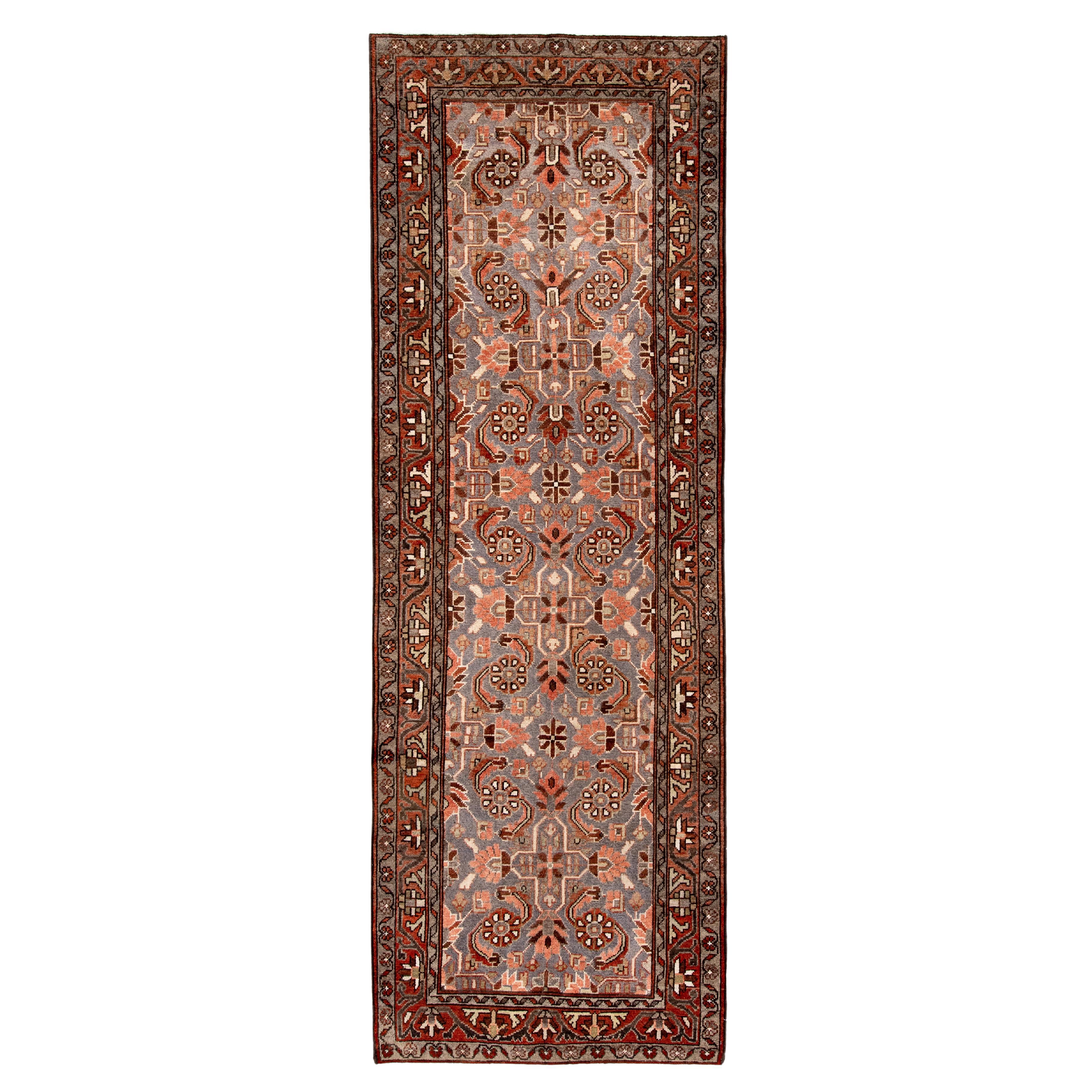 Antiker persischer Malayer-Läufer mit sich wiederholenden floralen Medaillons in Rostfarben im Angebot