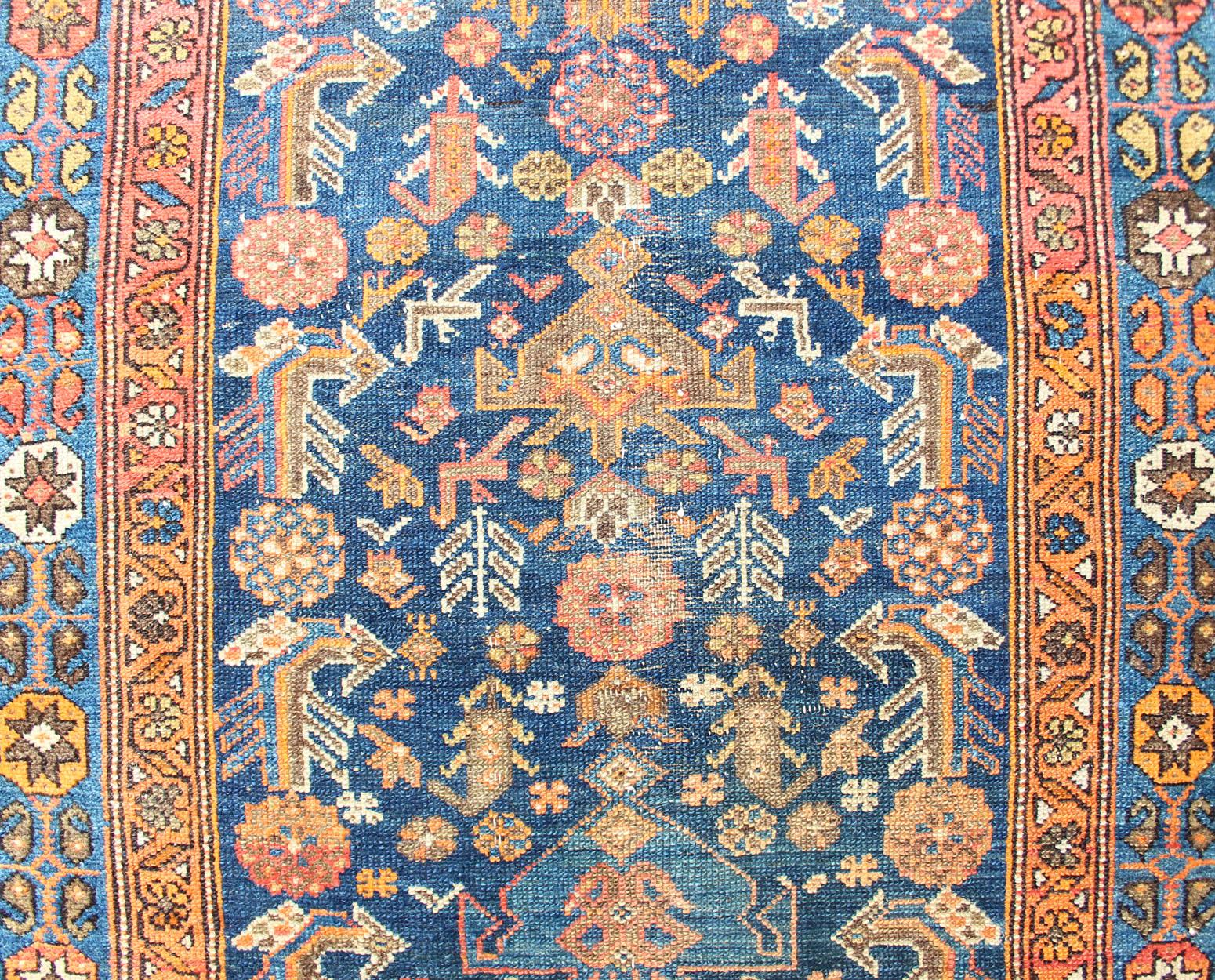 Maße: 3'8 x 9'8

Antiker persischer Malayer Läufer mit reichem botanischem Design 3'8 x 9'8. Keivan Woven Arts/ rug/R20-0706, Herkunftsland / Art: Iran / Malayer, um 1900.

Ein fesselnder antiker persischer Malayer-Läufer mit einem tiefblauen Feld,