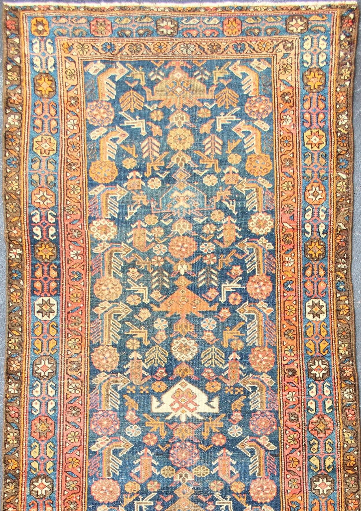 Antiker persischer Malayer Läufer mit reichem botanischem Design 3'8 x 9'8 (20. Jahrhundert) im Angebot