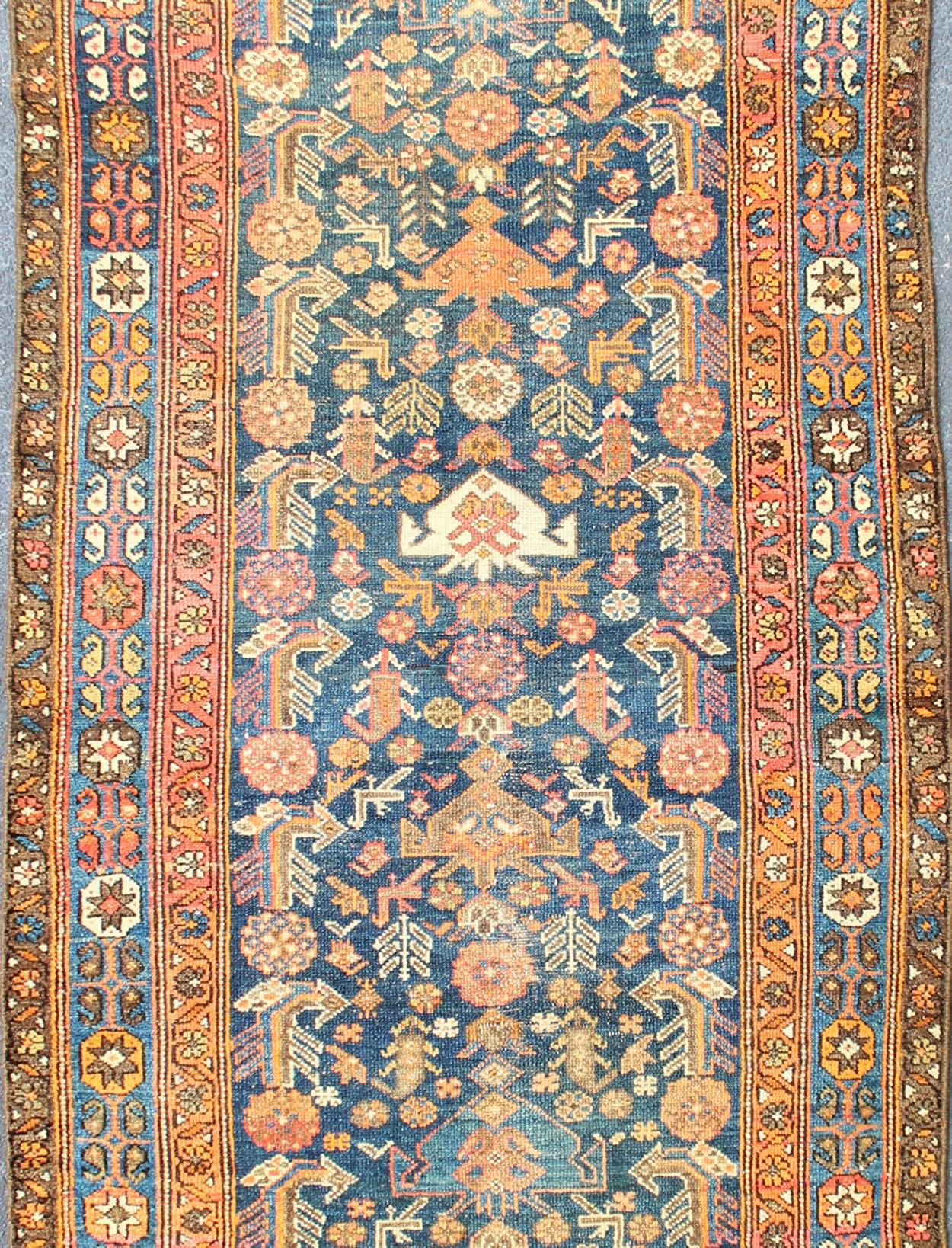 Antiker persischer Malayer Läufer mit reichem botanischem Design 3'8 x 9'8 (Wolle) im Angebot