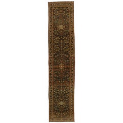 Tapis de couloir persan ancien Malayer avec style jacobéen rustique