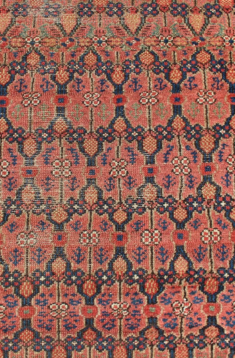 Maße: 3'3 x 13'3 

Antike persische Malayer Läufer mit Soft Blue und Apricot 3'3 x 13'3. 
Keivan Woven Arts/ Teppich/R20-0819, Herkunftsland / Art: Iran / Malayer, um 1900.

Ein antiker persischer Malayer-Läufer mit einem fein gewebten