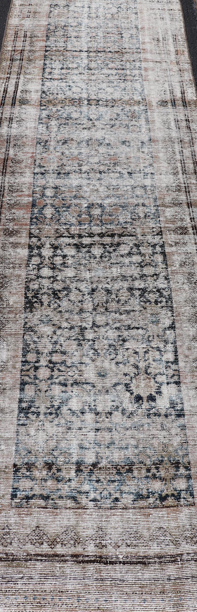 Antiker persischer Malayer-Läufer aus Persien mit subtilem Elfenbein und weichem Blau 2'11 x 15'2 im Angebot 5