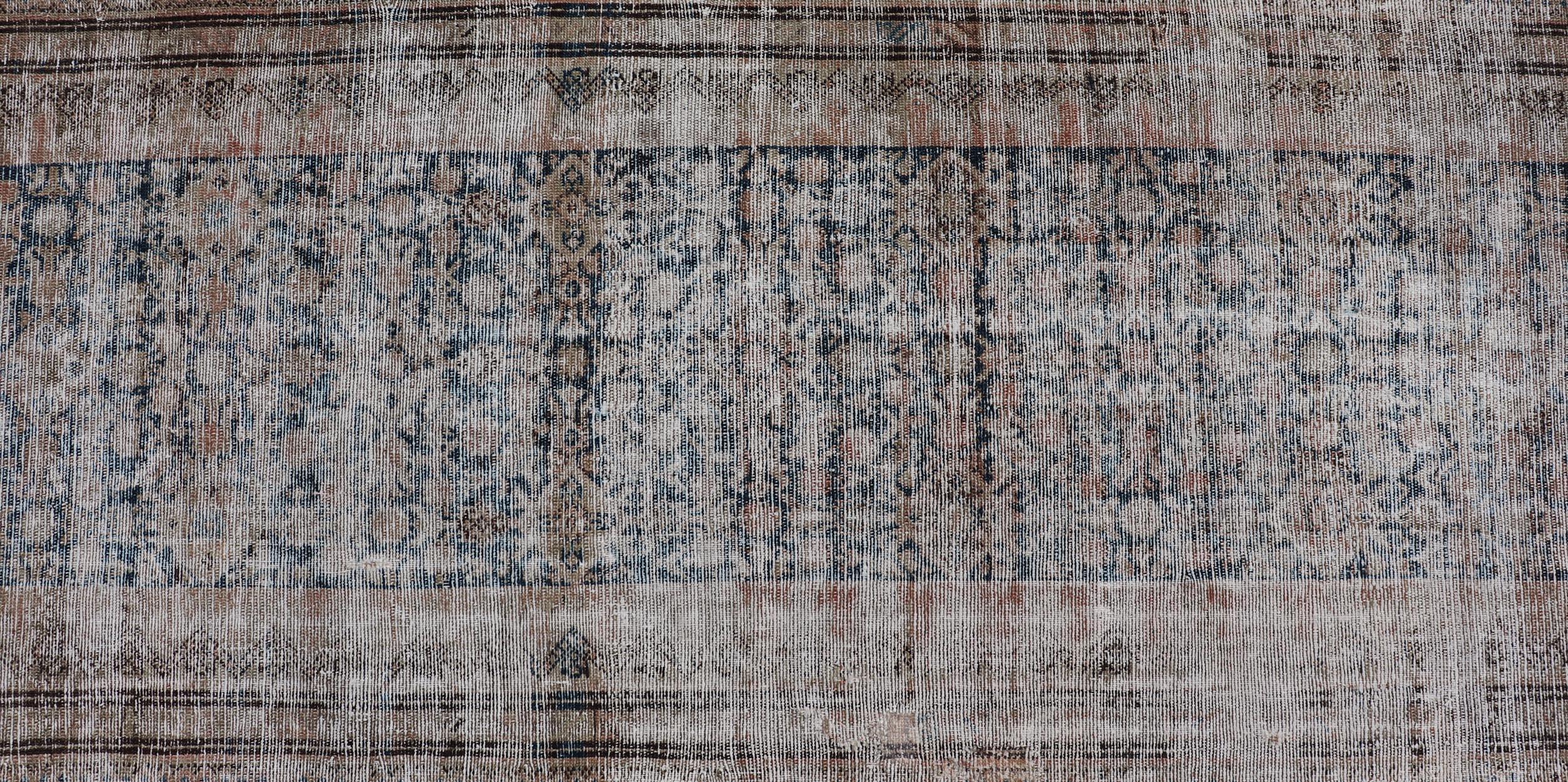 Antiker persischer Malayer-Läufer aus Persien mit subtilem Elfenbein und weichem Blau 2'11 x 15'2 im Angebot 7