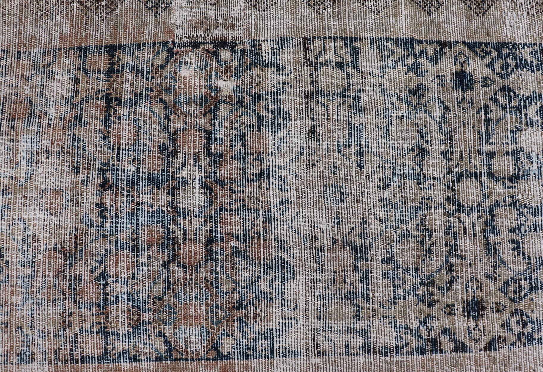 Maße: 2'11 x 15'2 
Antike persische Malayer Läufer mit subtilen Elfenbein und Soft Blues 2'11 x 15'2. 
Keivan Woven Arts/ Teppich/EMBC-22, Herkunftsland / Art: Iran / Malayer, um 1920.

Dieser antike Läufer aus Malayer ist ein elegantes Beispiel für